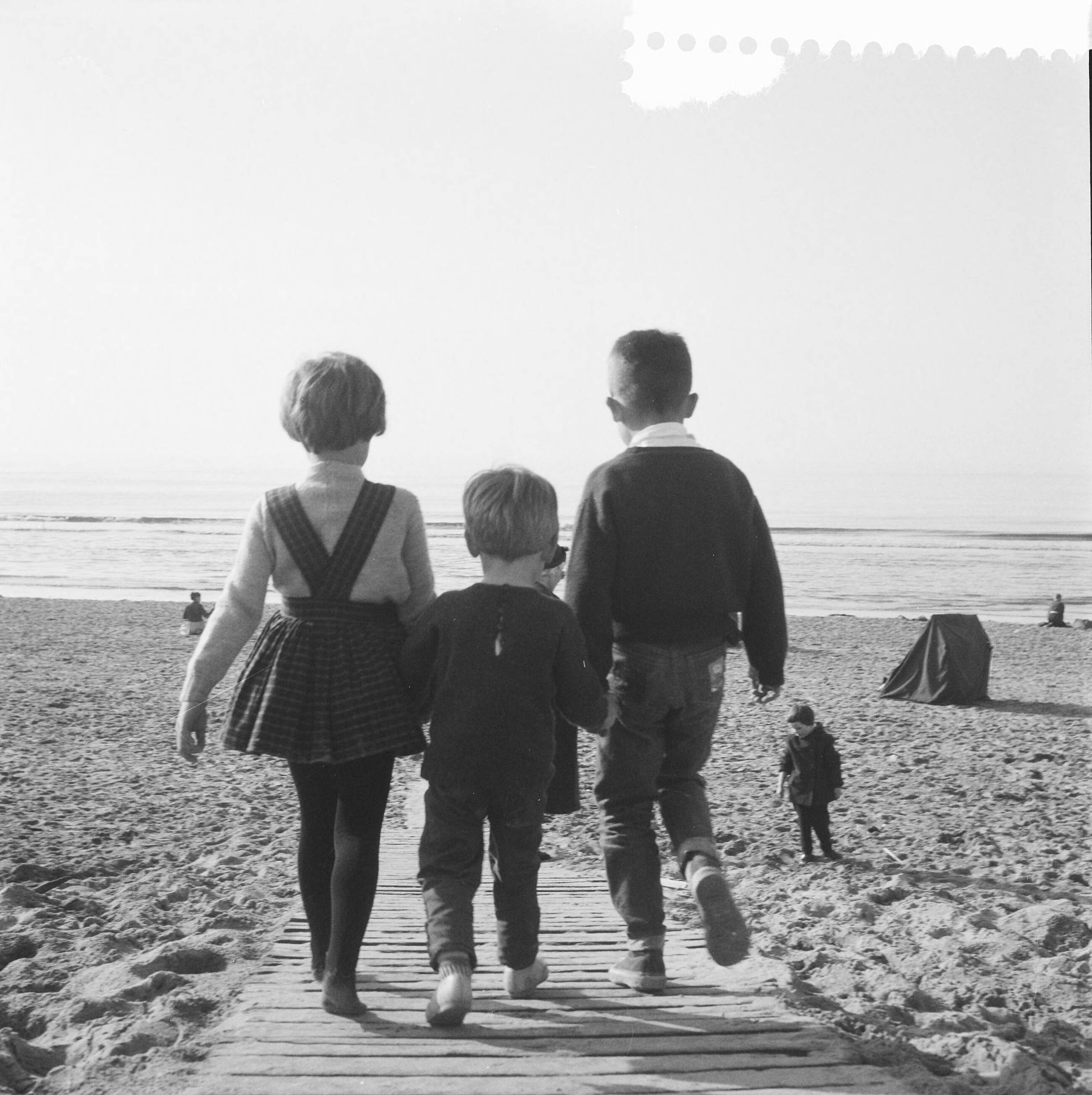 Fotocollectie Anefo — Drukte op het strand te Zandvoort — Foto: Lindeboom, Henk / Anefo. Licentie: Set B: Rechtenvrij / Publiek Domein. Bron: Nationaal Archief. http://hdl.handle.net/10648/a9aa139a-d0b4-102d-bcf8-003048976d84