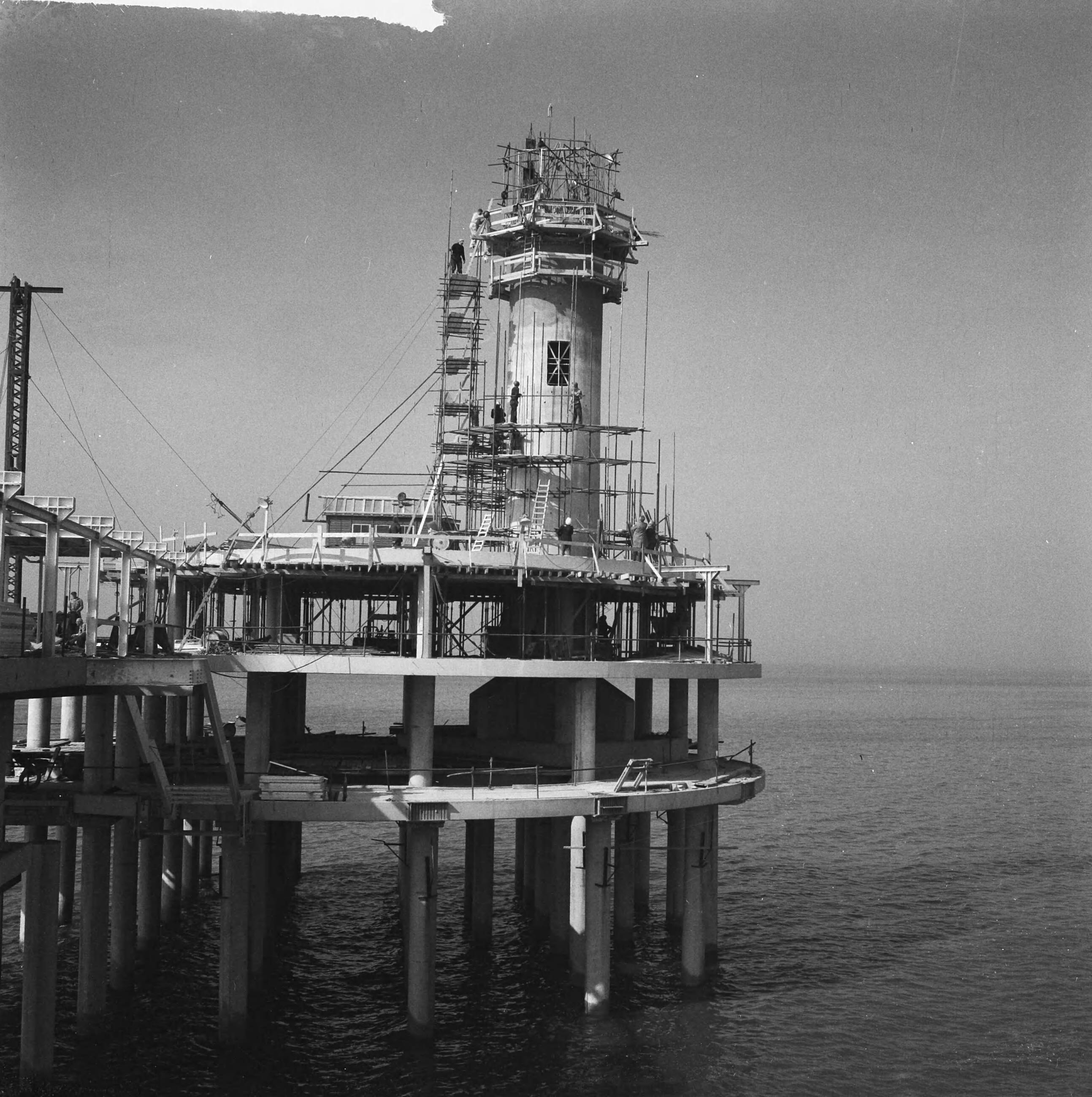 Fotocollectie Anefo — Werkzaamheden Pier te Scheveningen. Bouw uitkijktoren op de Pier — Foto: Nijs, Jac. de / Anefo. Licentie: Set B: Rechtenvrij / Publiek Domein. Bron: Nationaal Archief. http://hdl.handle.net/10648/a9d0f9e2-d0b4-102d-bcf8-003048976d84
