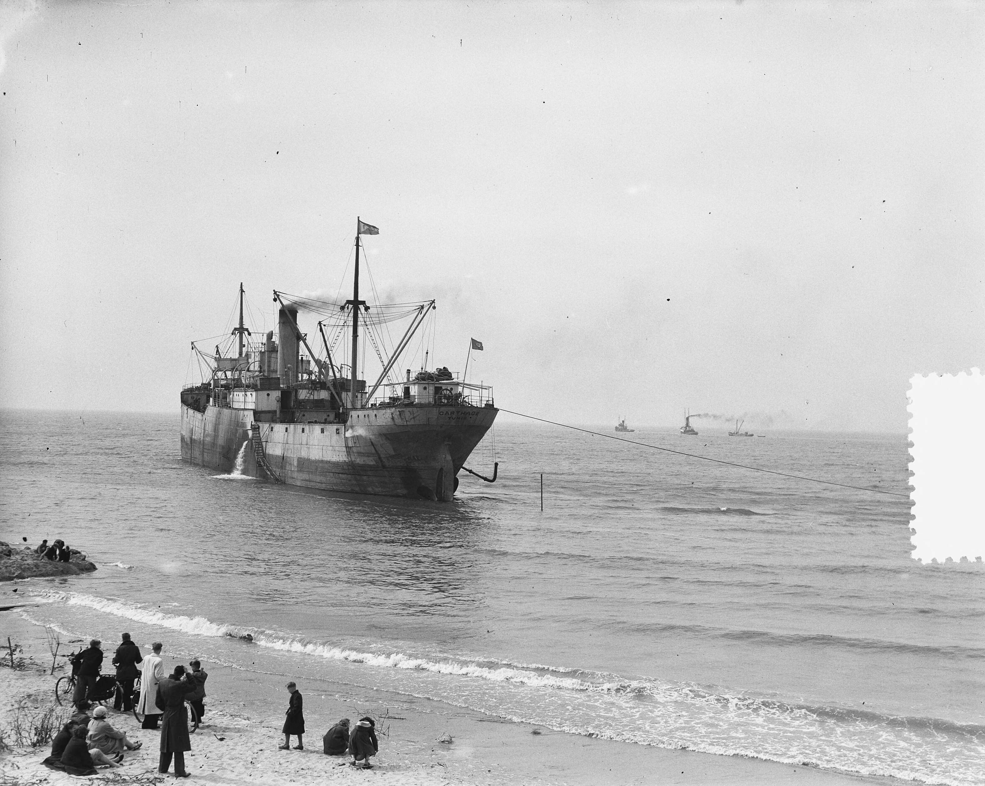 Fotocollectie Anefo — Afslepen van het Franse vrachtschip "Carthago" bij Scheveningen — Foto: Duinen, H. van / Anefo. Licentie: Set B: Rechtenvrij / Publiek Domein. Bron: Nationaal Archief. http://hdl.handle.net/10648/a90a1d40-d0b4-102d-bcf8-003048976d84