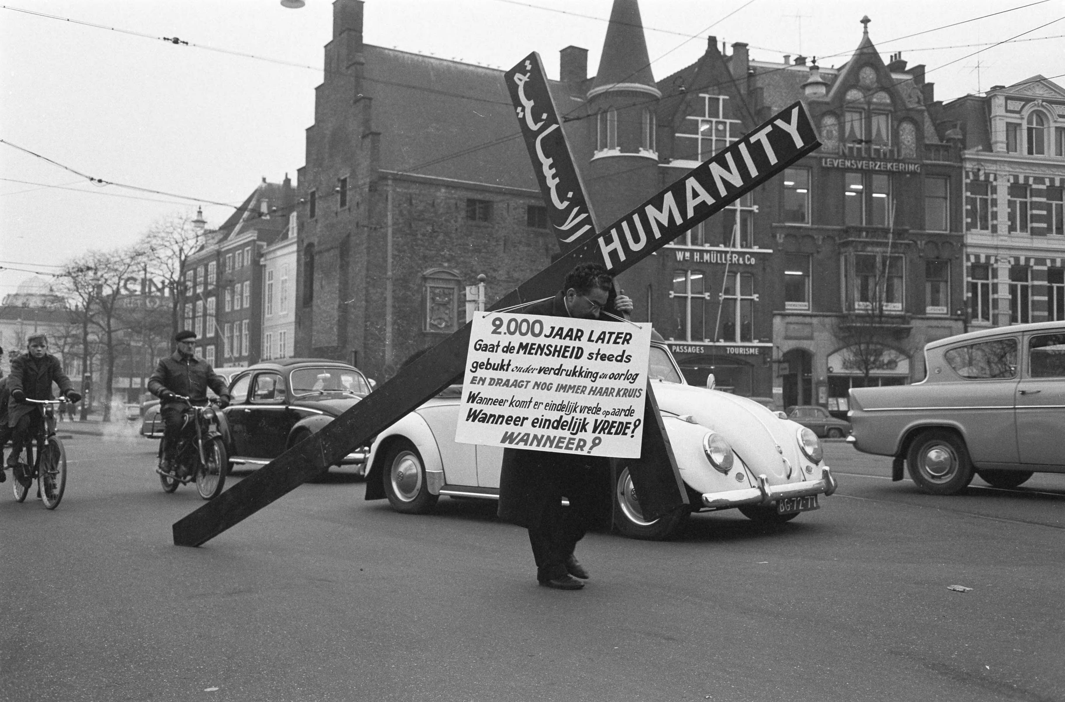 Fotocollectie Anefo — Vredeskruistocht door Edmond Khayat. Tocht door Den Haag — Foto: Pot, Harry / Anefo. Licentie: Set B: Rechtenvrij / Publiek Domein. Bron: Nationaal Archief. http://hdl.handle.net/10648/a9ef6ba2-d0b4-102d-bcf8-003048976d84