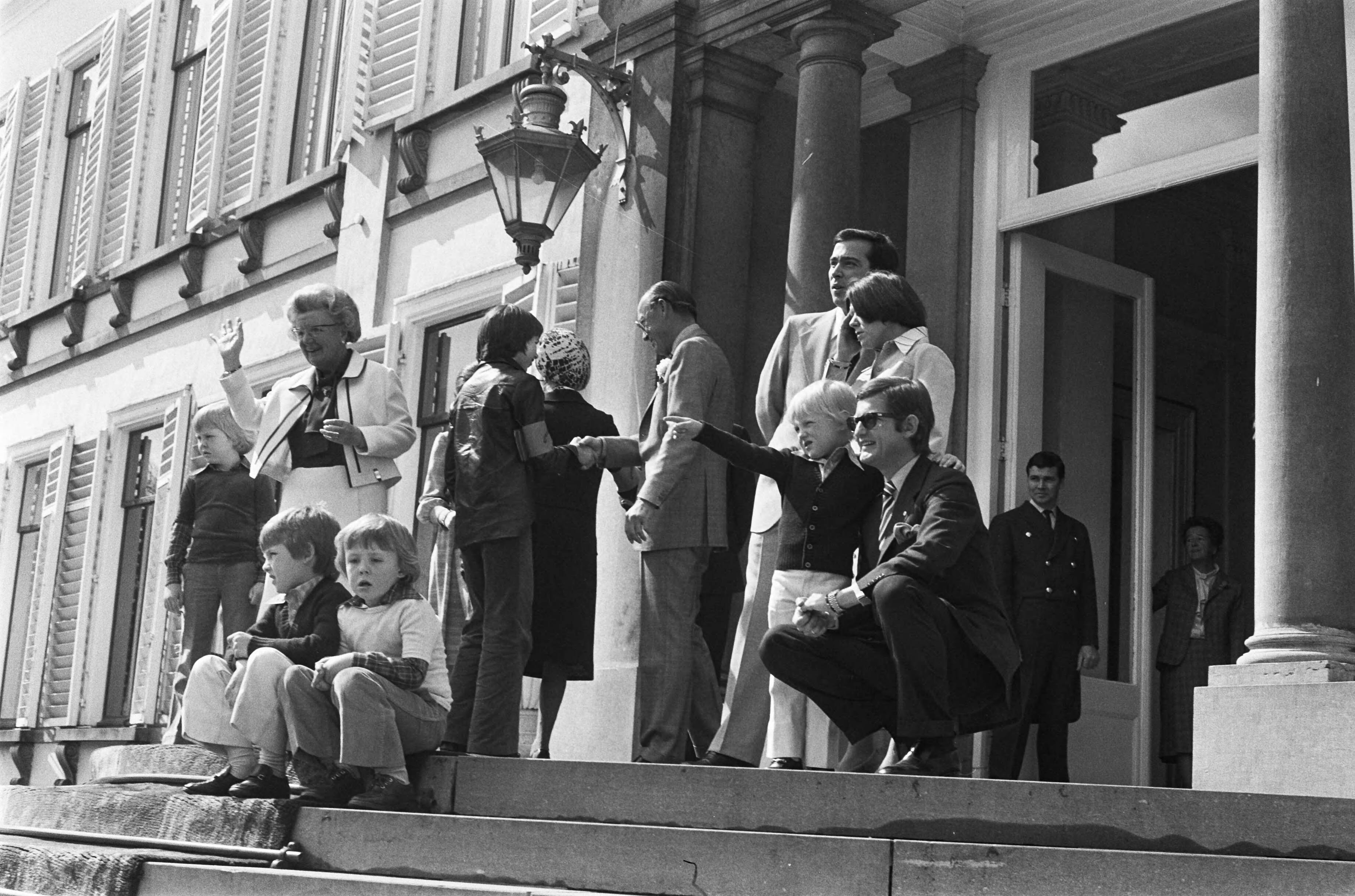 Defilé Paleis Soestdijk — Leden van de koninklijke familie op het bordes — Foto: Verhoeff, Bert / Anefo. Licentie: Set B: Rechtenvrij / Publiek Domein. Bron: Nationaal Archief. http://hdl.handle.net/10648/ac67a3ea-d0b4-102d-bcf8-003048976d84