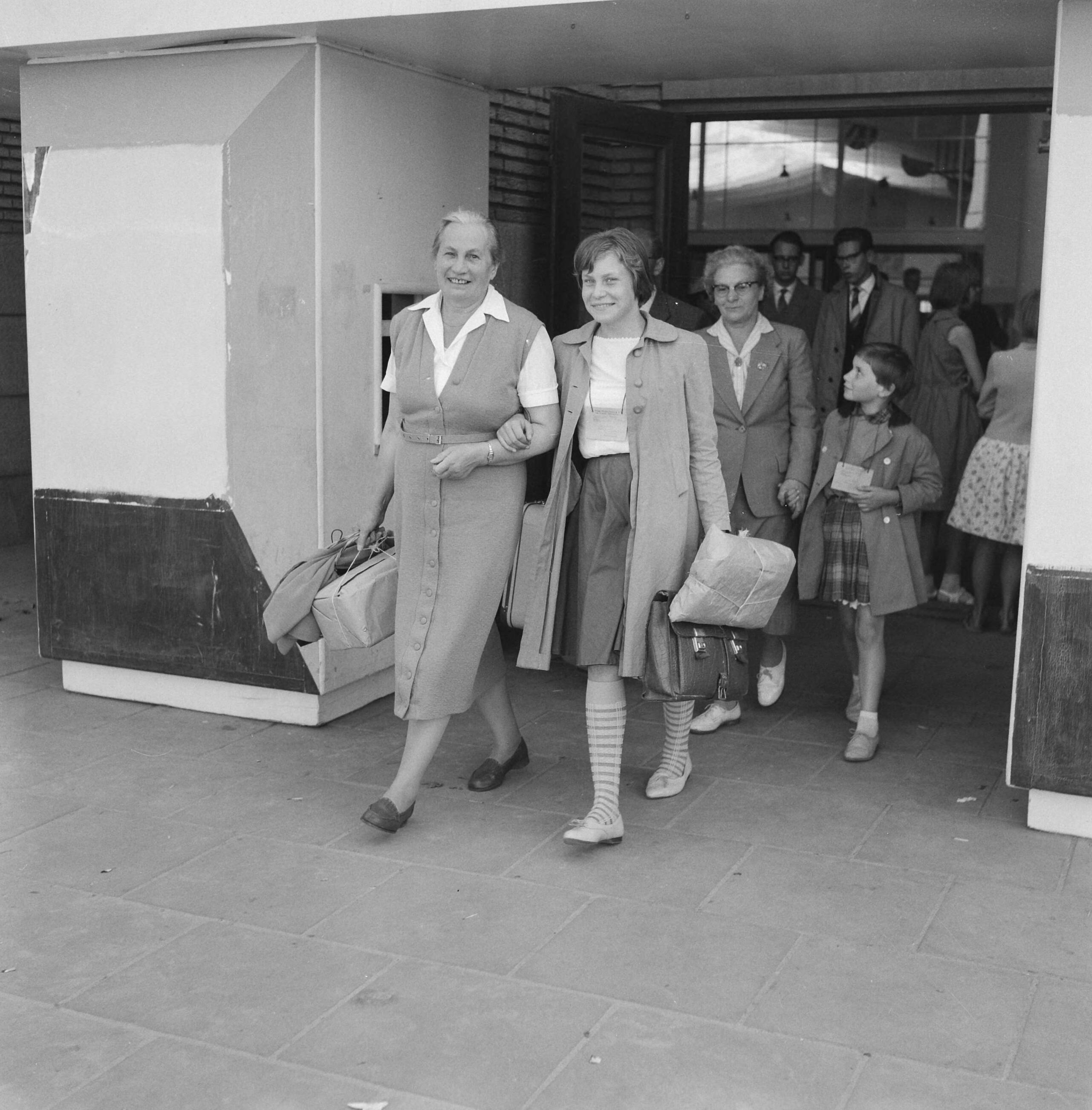 Fotocollectie Anefo — Vluchtelingenkinderen uit Oostenrijk en Duitsland op vakantie in Den Haag — Foto: Behrens, Herbert F. / Anefo. Licentie: Set B: Rechtenvrij / Publiek Domein. Bron: Nationaal Archief. http://hdl.handle.net/10648/a9b42fd8-d0b4-102d-bcf8-003048976d84