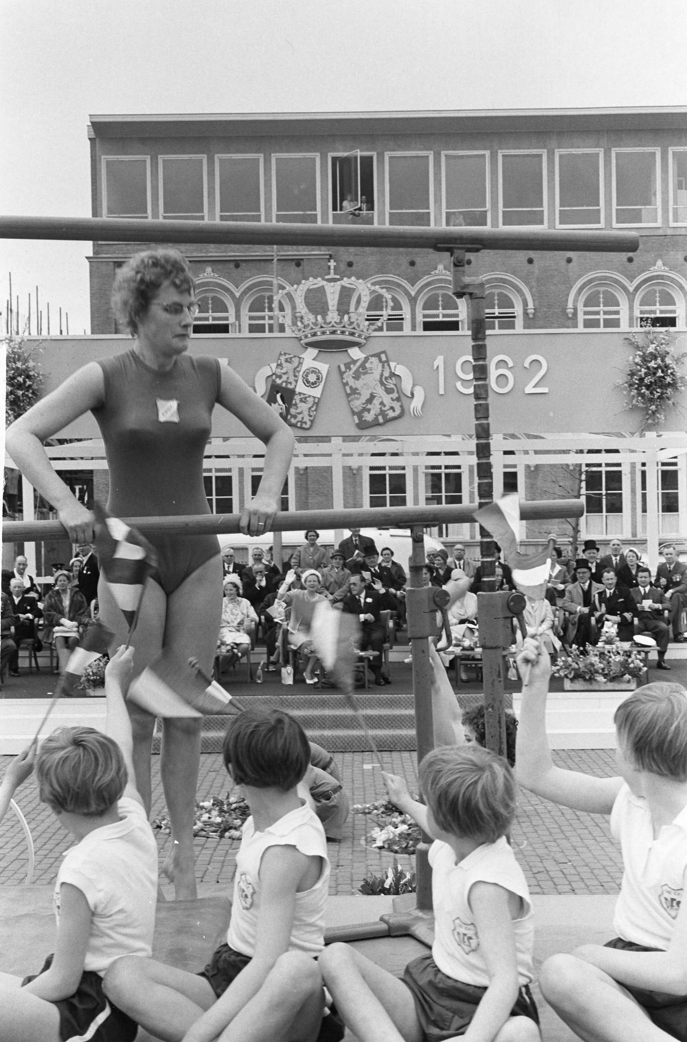 Koninklijk bezoek aan Groningen en Friesland (1962) — Koninklijk bezoek aan Leeuwarden — Foto: Pot, Harry / Anefo. Licentie: Set B: Rechtenvrij / Publiek Domein. Bron: Nationaal Archief. http://hdl.handle.net/10648/aa06ecf0-d0b4-102d-bcf8-003048976d84