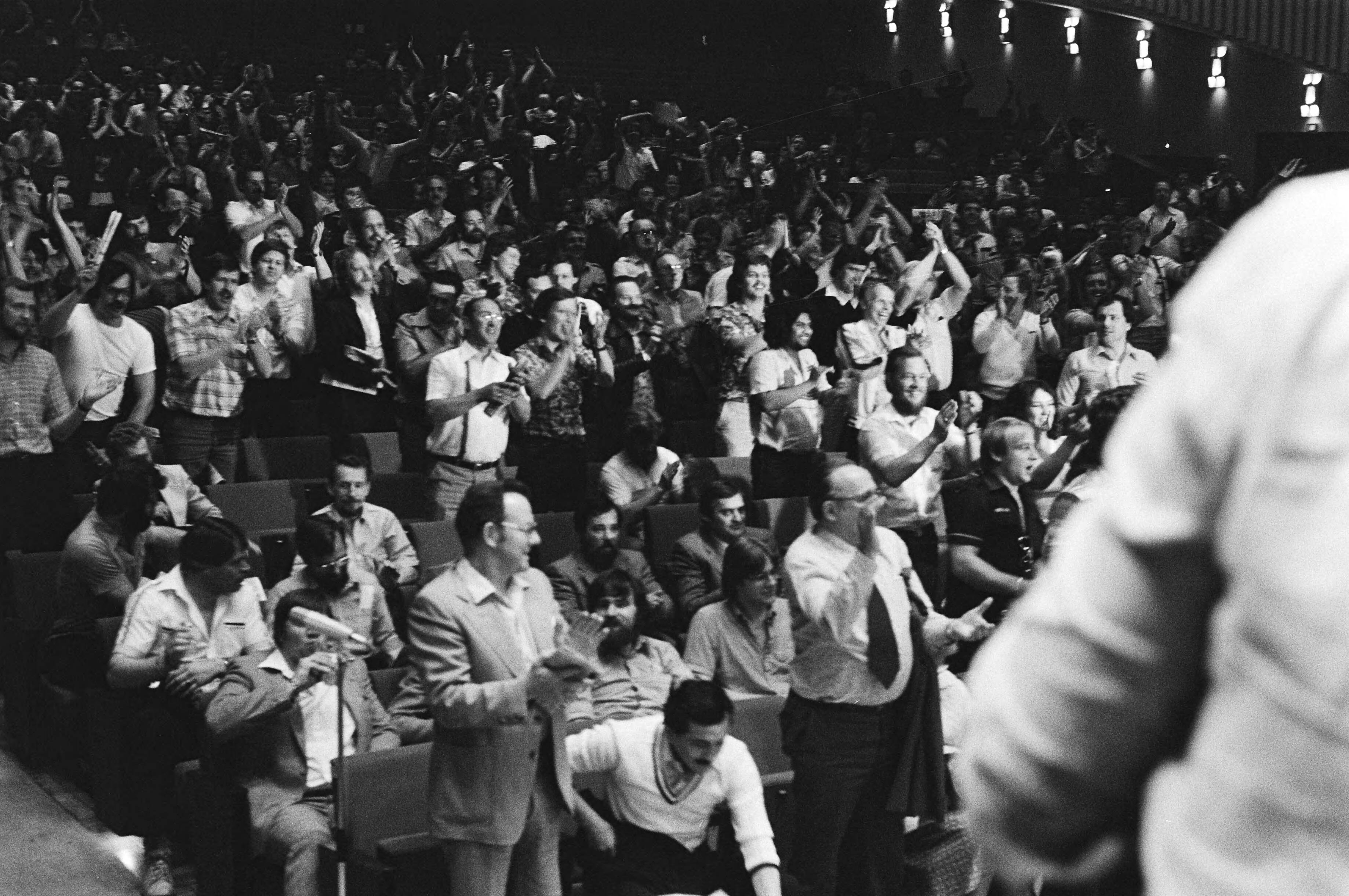 Fotocollectie Anefo — 1400 stakers HTM hebben in Den Haag besloten aktie minstens een week voort te zetten, applaudiserende stakers tijdens de vergadering — Foto: Croes, Rob C. / Anefo. Licentie: Set B: Rechtenvrij / Publiek Domein. Bron: Nationaal Archief. http://hdl.handle.net/10648/acfb6882-d0b4-102d-bcf8-003048976d84