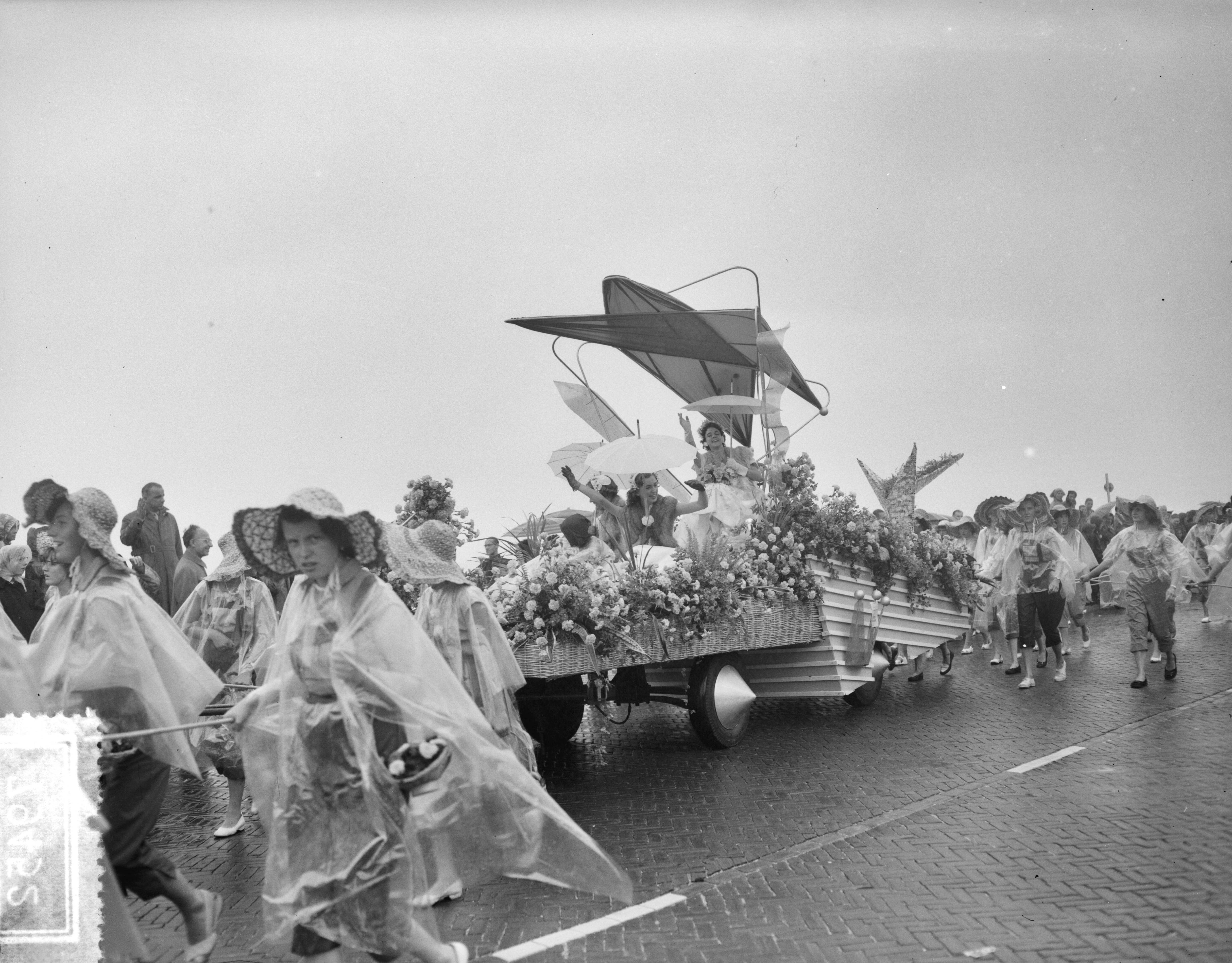 Fotocollectie Anefo — Bloemencorso op de boulevard van Scheveningen. Praalwagen met Haagse bloemenkoningin Amanda — Foto: Bilsen, Joop van / Anefo. Licentie: Set B: Rechtenvrij / Publiek Domein. Bron: Nationaal Archief. http://hdl.handle.net/10648/a94d480e-d0b4-102d-bcf8-003048976d84