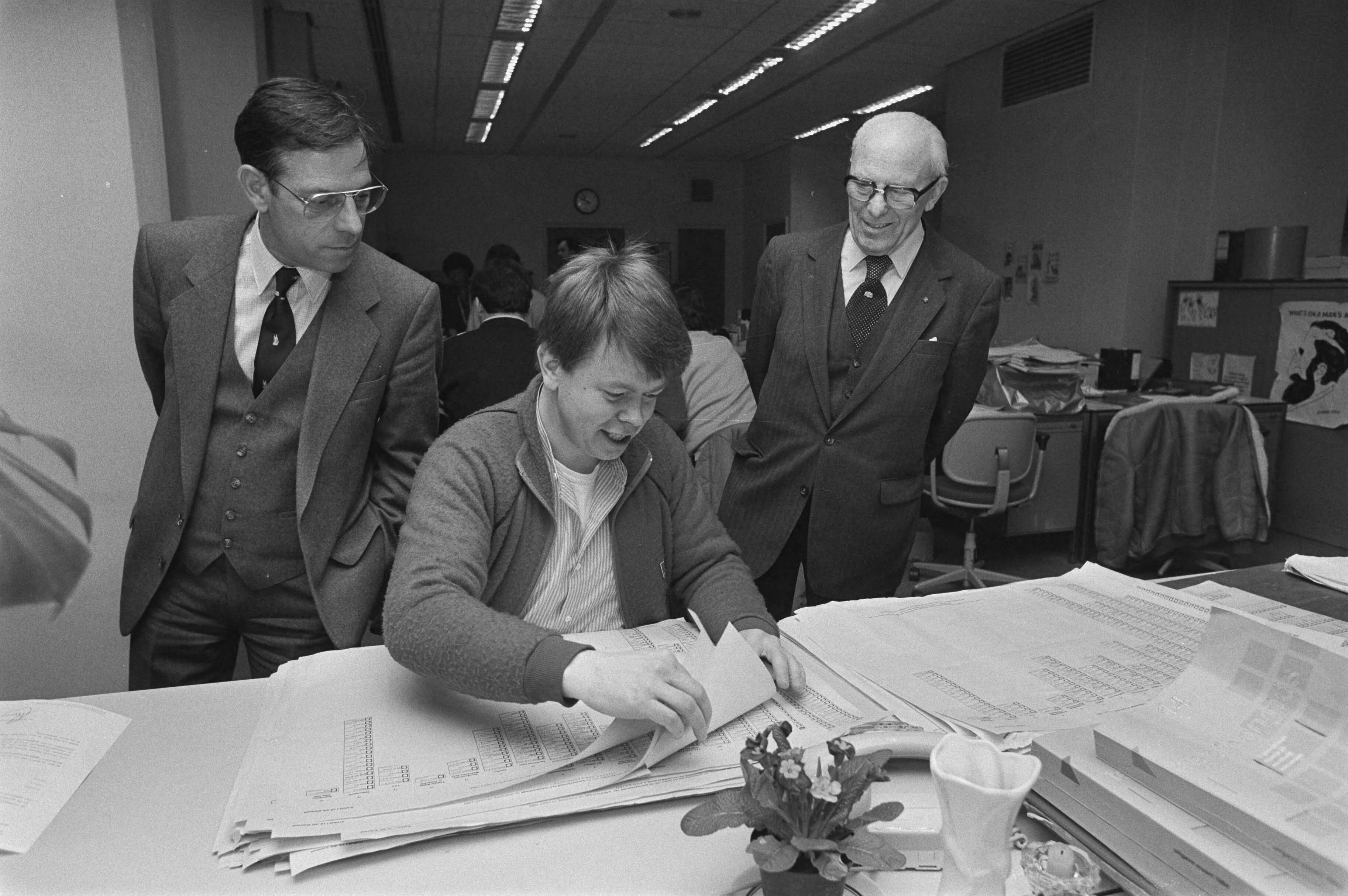 Hertellen stemmen gemeenteraadsverkiezingen Den Haag — Burgemeester Havermans (l.), dr. P. W. Steenbergen (lid hoofdstembureau) — Foto: Bogaerts, Rob / Anefo. Licentie: Set B: Rechtenvrij / Publiek Domein. Bron: Nationaal Archief. http://hdl.handle.net/10648/ad515b16-d0b4-102d-bcf8-003048976d84