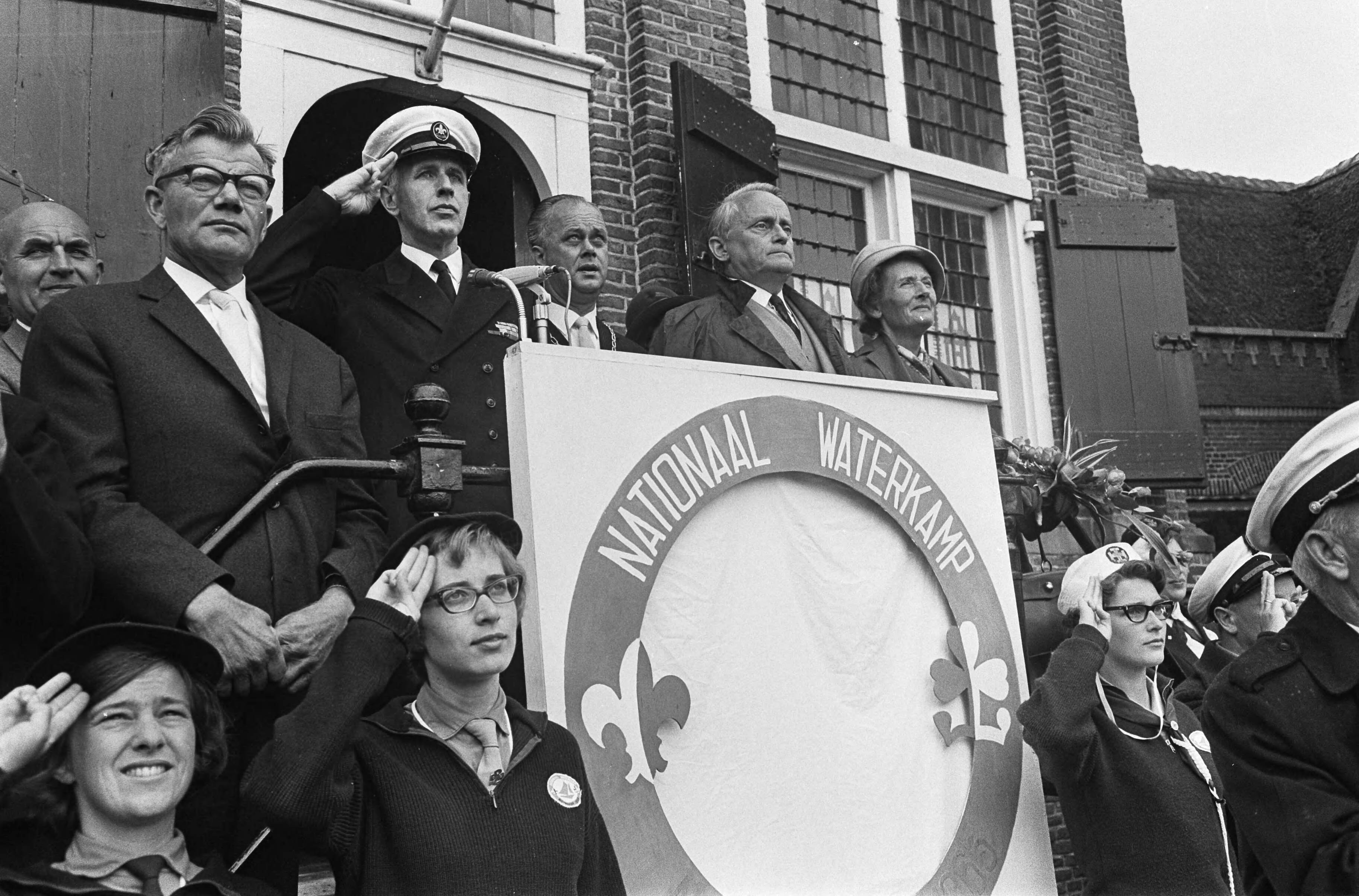 Fotocollectie Anefo — Nationaal Waterkamp in Nieuwkoop door de Commissaris van de Koningin in Zuid-Holland, mr. J. Klaasesz, geopend — Foto: Koch, Eric / Anefo. Licentie: Set B: Rechtenvrij / Publiek Domein. Bron: Nationaal Archief. http://hdl.handle.net/10648/aab77980-d0b4-102d-bcf8-003048976d84
