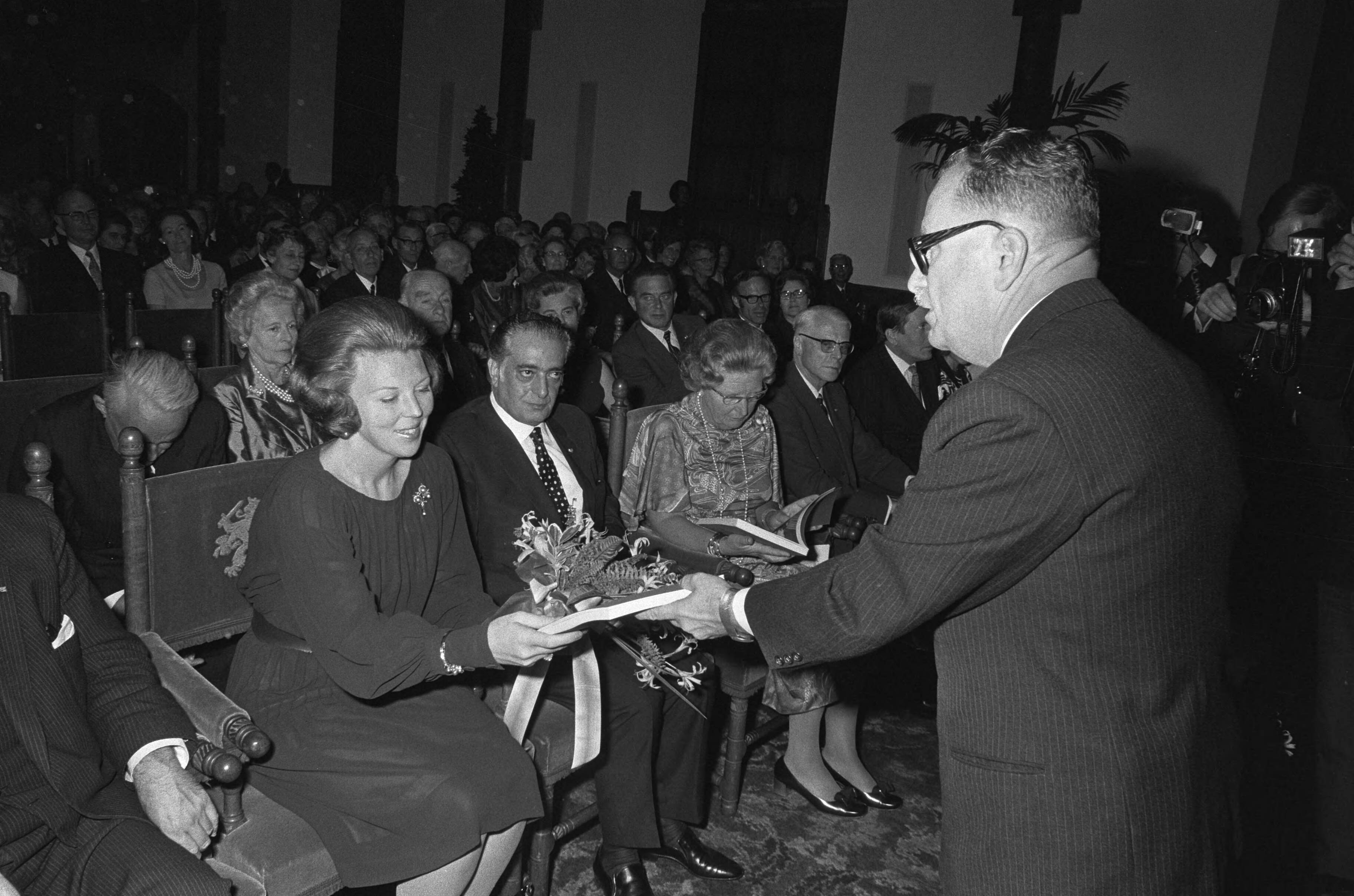 Fotocollectie Anefo — Herdenkingsbijeenkomst 2500 jaar Perzie in Ridderzaal, Den Haag — Foto: Verhoeff, Bert / Anefo. Licentie: Set B: Rechtenvrij / Publiek Domein. Bron: Nationaal Archief. http://hdl.handle.net/10648/abd350d2-d0b4-102d-bcf8-003048976d84