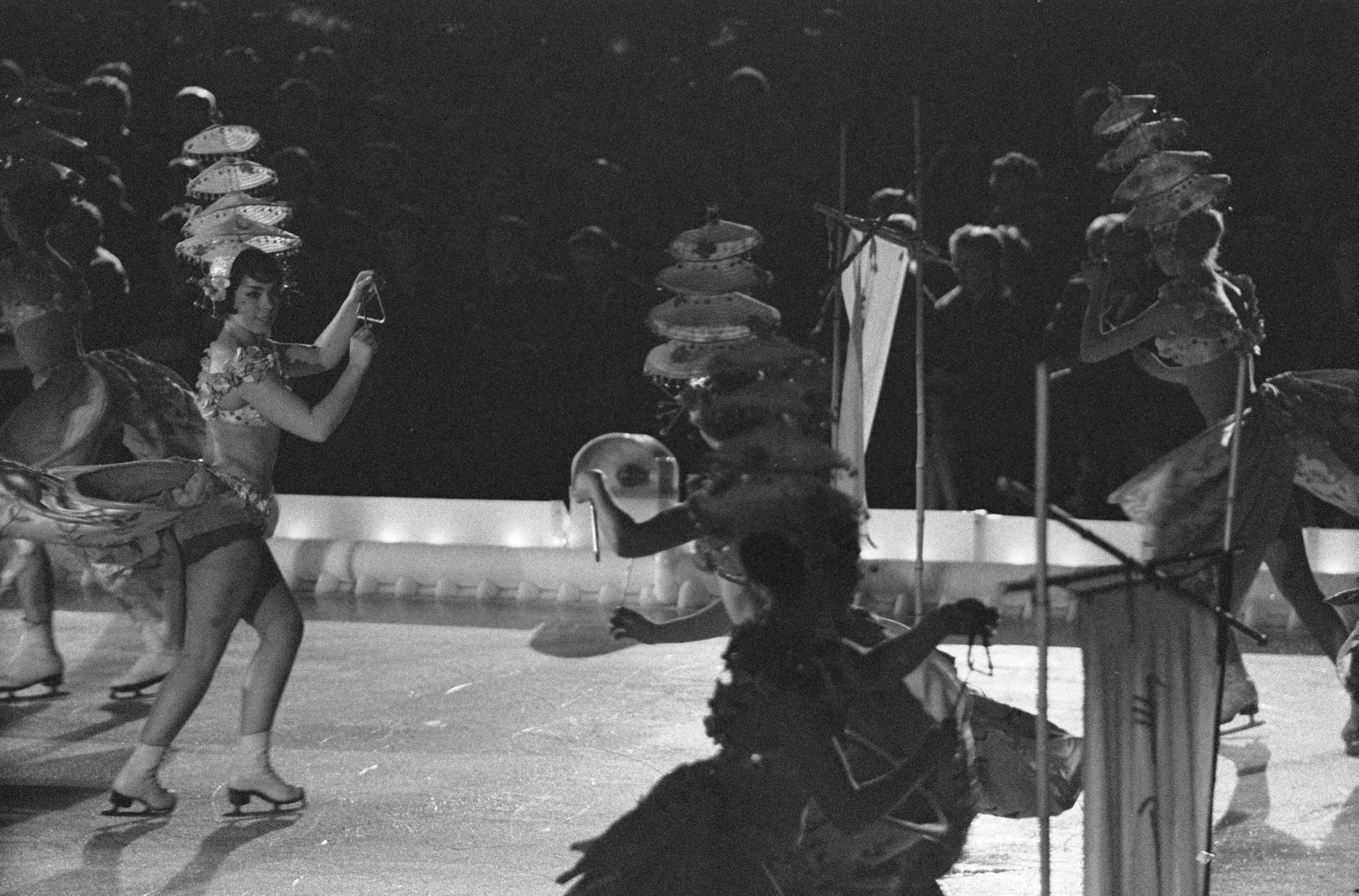 Fotocollectie Anefo — Optreden van de Weense IJsrevue in de Expohal te Hilversum — Foto: Pot, Harry / Anefo. Licentie: Set B: Rechtenvrij / Publiek Domein. Bron: Nationaal Archief. http://hdl.handle.net/10648/a9ca0cfe-d0b4-102d-bcf8-003048976d84