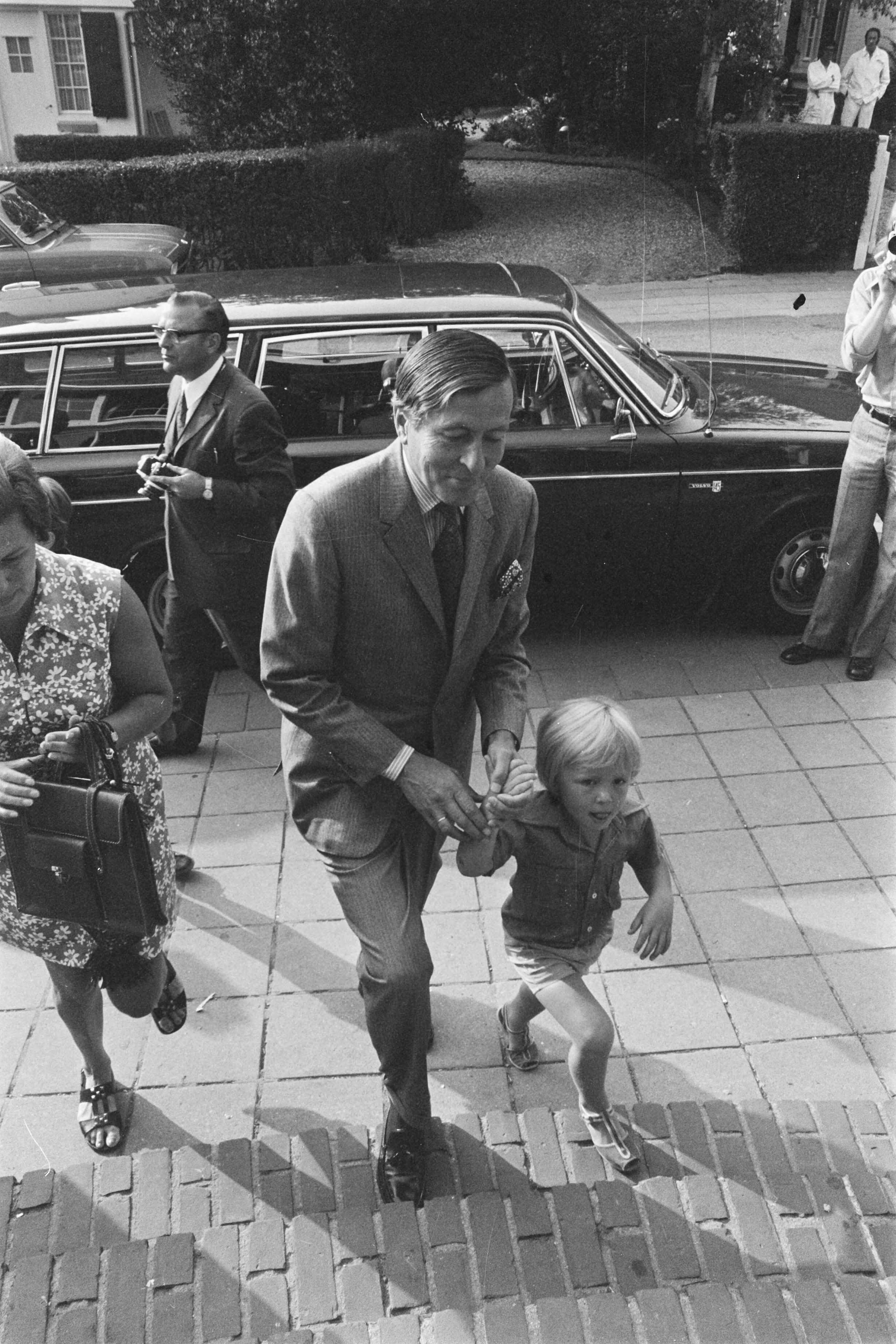 Fotocollectie Anefo — Prins Willem Alexander eerste keer naar lagere school in Baarn, Claus met Johan-Friso — Foto: Verhoeff, Bert / Anefo. Licentie: Set B: Rechtenvrij / Publiek Domein. Bron: Nationaal Archief. http://hdl.handle.net/10648/ac3538e2-d0b4-102d-bcf8-003048976d84