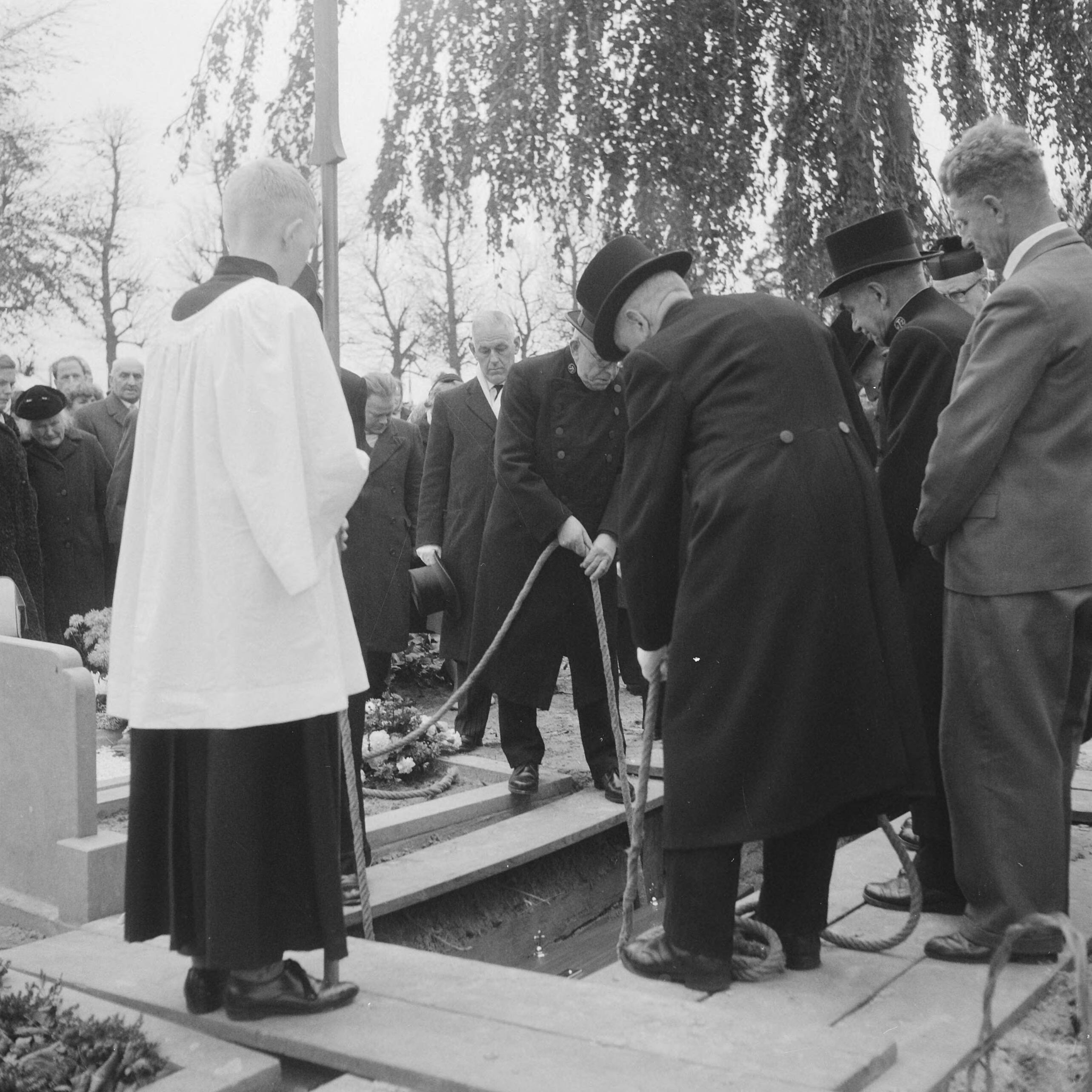 Fotocollectie Anefo — Begrafenis Theo Mastwijk in Soest — Foto: Pot, Harry / Anefo. Licentie: Set B: Rechtenvrij / Publiek Domein. Bron: Nationaal Archief. http://hdl.handle.net/10648/a9ec61fa-d0b4-102d-bcf8-003048976d84