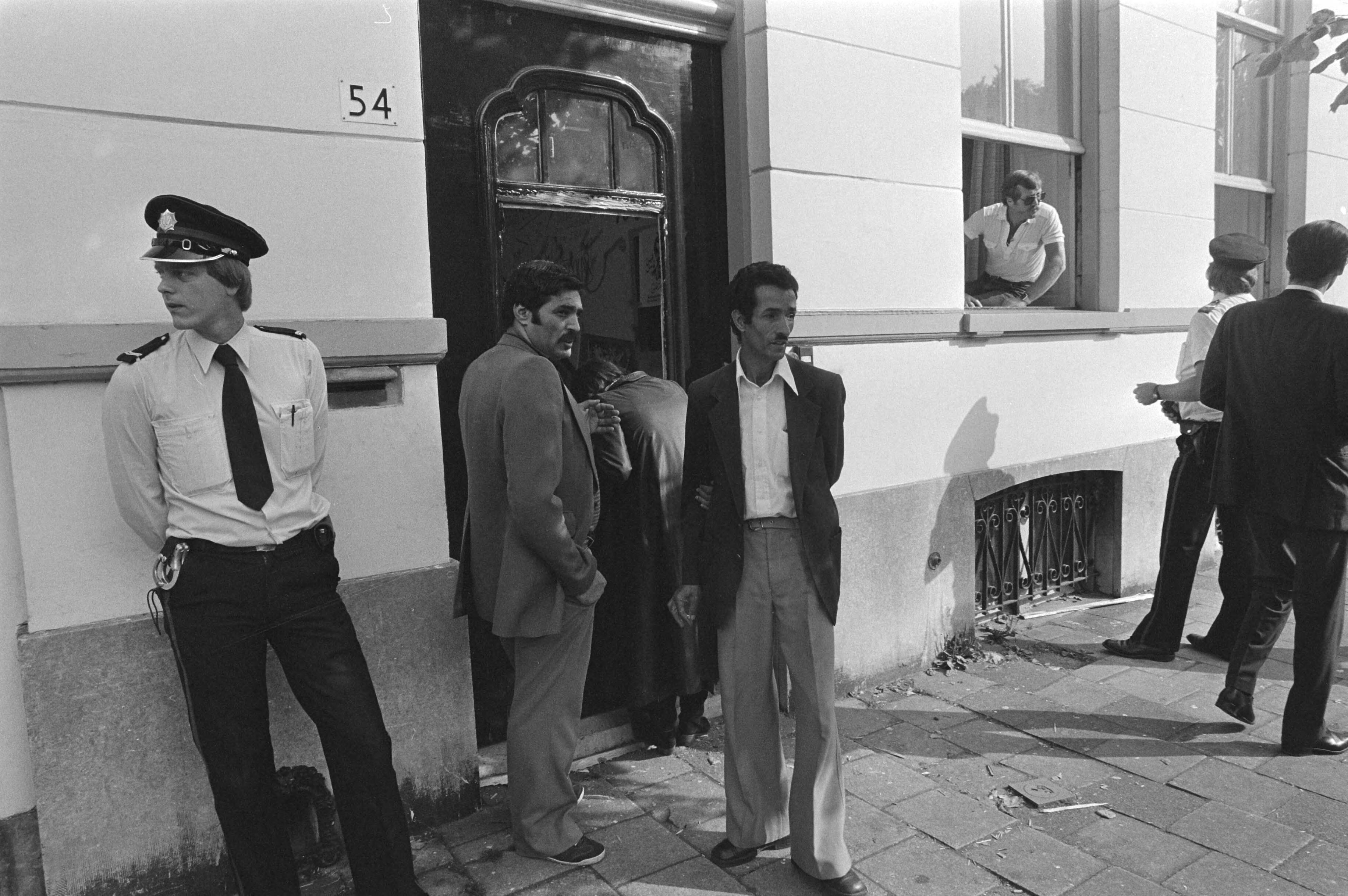 Iraanse ambassade in Den Haag bezet door Iraanse studenten die in Nederland verblijven — Ambassadepersoneel voor de ontruimde ambassade — Foto: Dijk, Hans van / Anefo. Licentie: Set B: Rechtenvrij / Publiek Domein. Bron: Nationaal Archief. http://hdl.handle.net/10648/ad020fca-d0b4-102d-bcf8-003048976d84