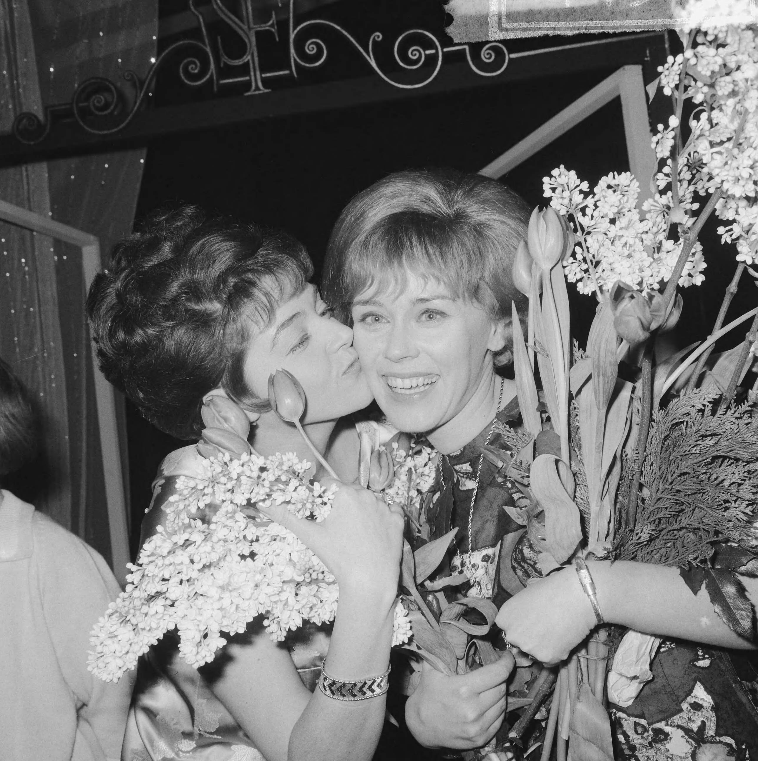 Fotocollectie Anefo — Finale Nationaal Songfestival 1965, presentatrice Teddy Scholten (l.) en winnares Conny Vandenbos — Foto: Nijs, Jac. de / Anefo. Licentie: Set B: Rechtenvrij / Publiek Domein. Bron: Nationaal Archief. http://hdl.handle.net/10648/aa92c66c-d0b4-102d-bcf8-003048976d84
