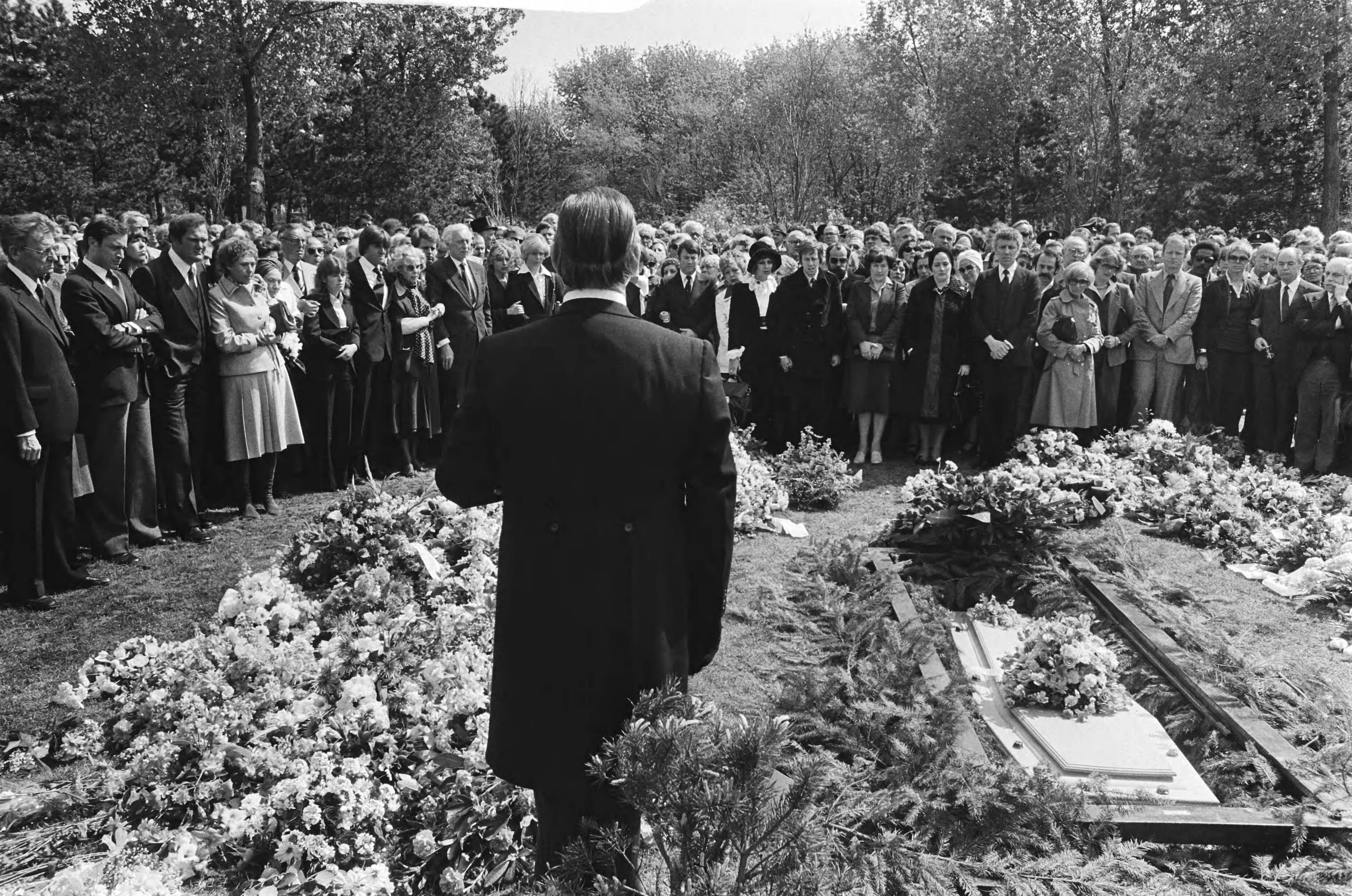 Fotocollectie Anefo — Acteur Ko van Dijk in Den Haag begraven; overzicht — Foto: Verhoeff, Bert / Anefo. Licentie: Set B: Rechtenvrij / Publiek Domein. Bron: Nationaal Archief. http://hdl.handle.net/10648/acb28342-d0b4-102d-bcf8-003048976d84