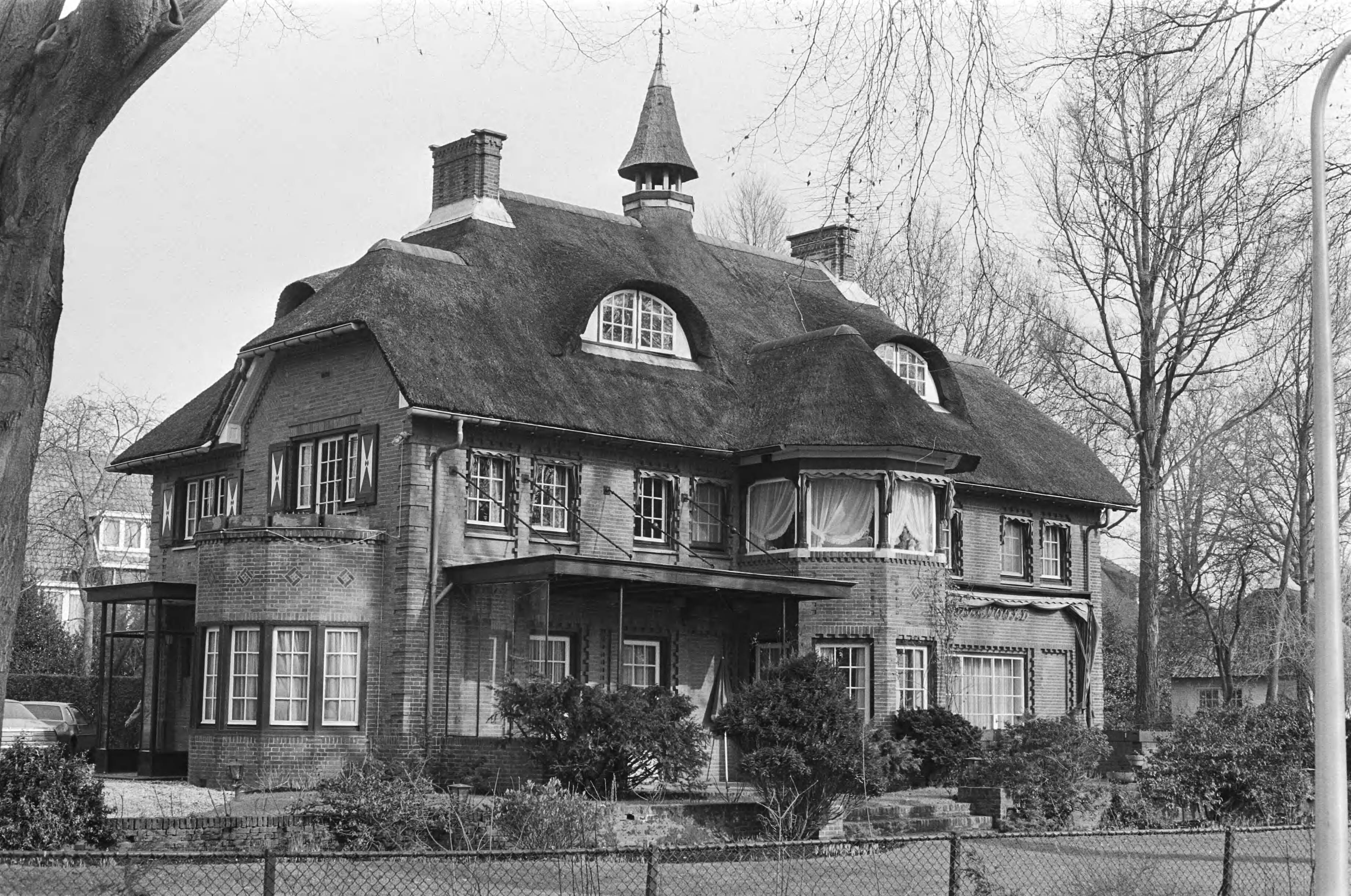 Fotocollectie Anefo — Kapitale villa van projectontwikkelaar Rijkers in Wassenaar die veel contacten onderhield met ex-notaris Sliss-Stroon zal waarschijnlijk verkocht worden / — Foto: Antonisse, Marcel / Anefo. Licentie: Set B: Rechtenvrij / Publiek Domein. Bron: Nationaal Archief. http://hdl.handle.net/10648/acf65f40-d0b4-102d-bcf8-003048976d84