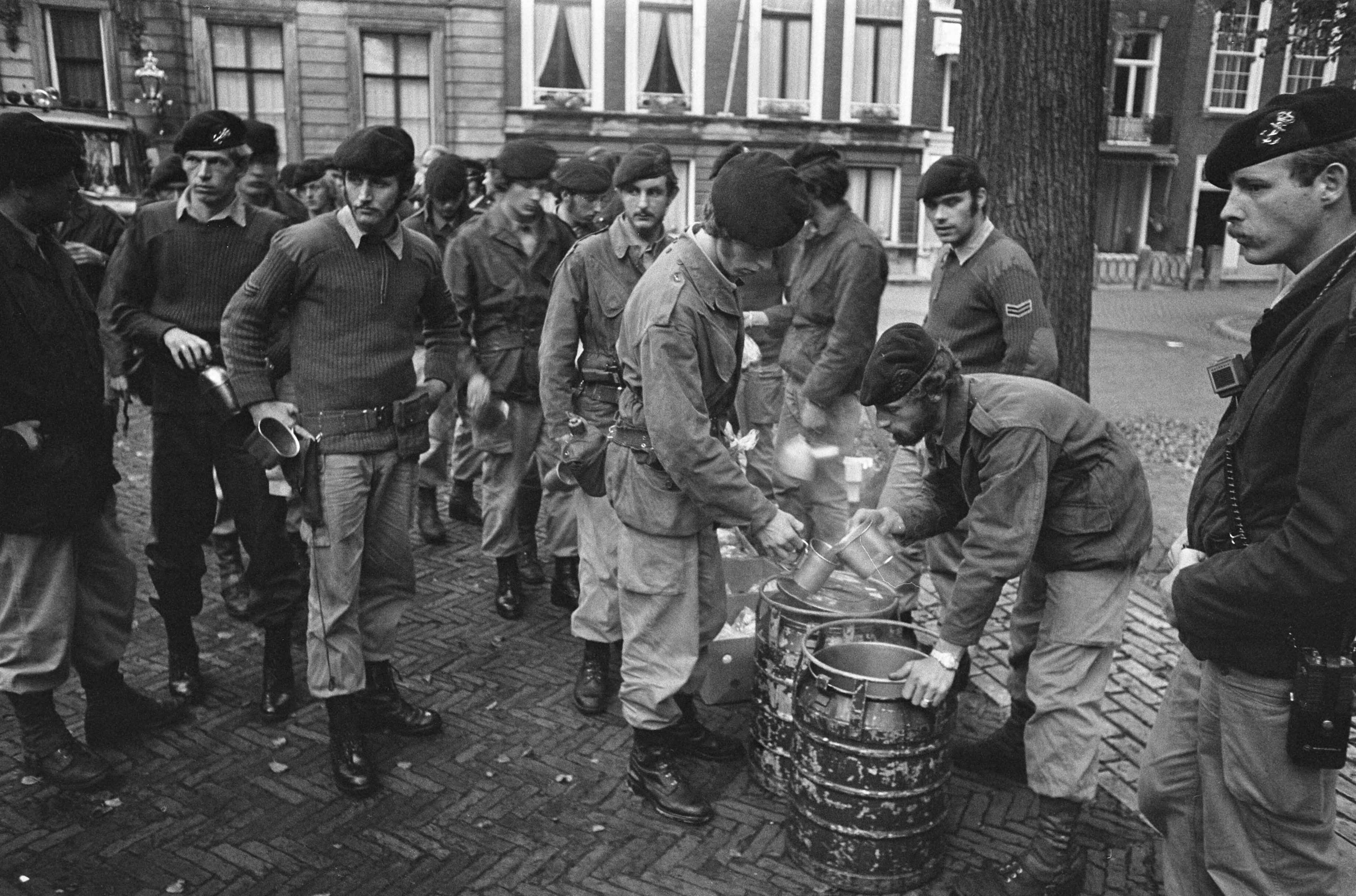 Fotocollectie Anefo — Japanse terroristen gijzelen Franse ambassadeur en 10 anderen in Franse ambassade in Den Haag , bij de ambassade ingezette militairen krijgen te eten / — Foto: Mieremet, Rob / Anefo. Licentie: Set B: Rechtenvrij / Publiek Domein. Bron: Nationaal Archief. http://hdl.handle.net/10648/ac55344e-d0b4-102d-bcf8-003048976d84