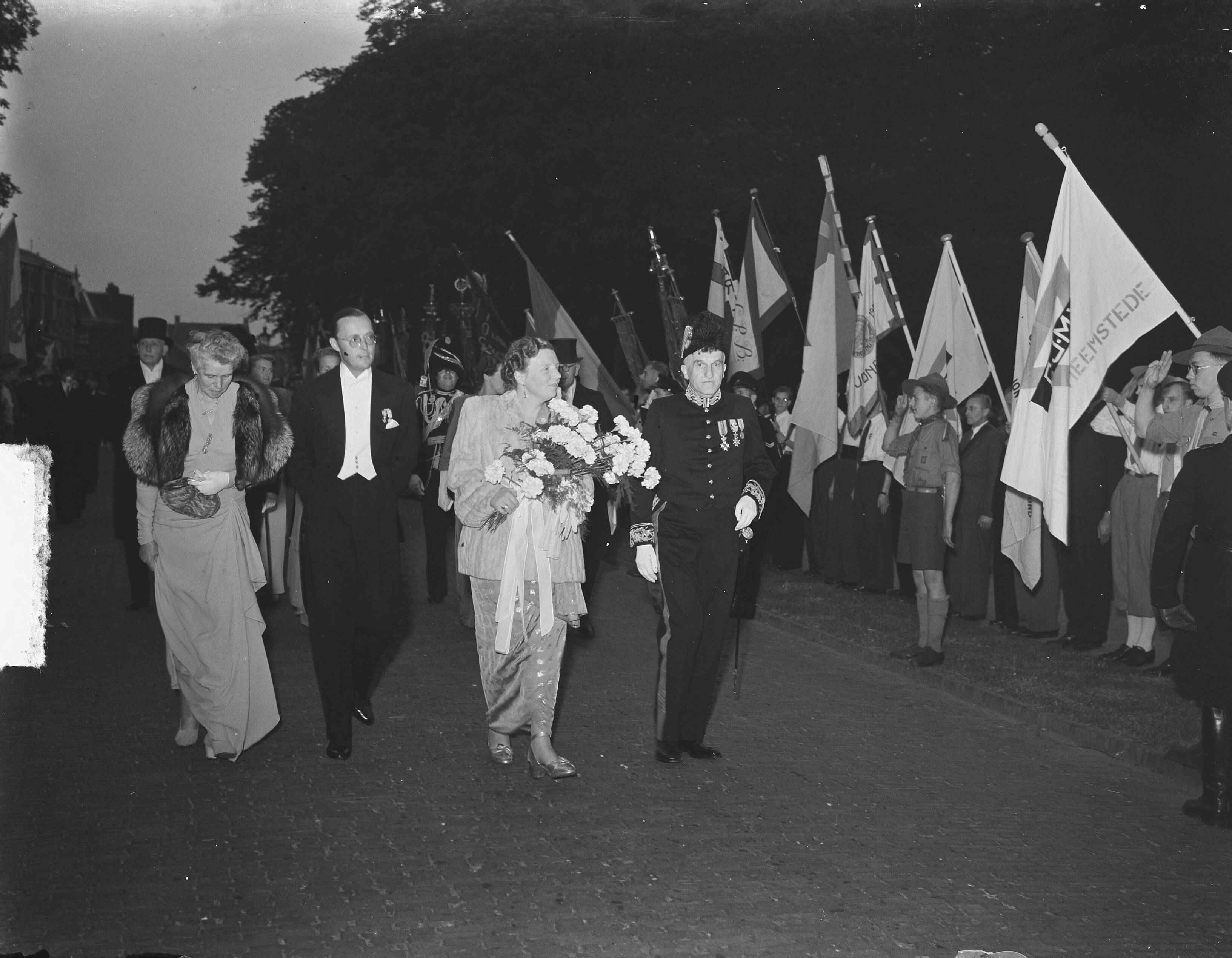 Fotocollectie Anefo — Koningin Juliana en prins Bernhard in Haarlem — Foto: Bilsen, Joop van / Anefo. Licentie: Set B: Rechtenvrij / Publiek Domein. Bron: Nationaal Archief. http://hdl.handle.net/10648/a8cb18fc-d0b4-102d-bcf8-003048976d84