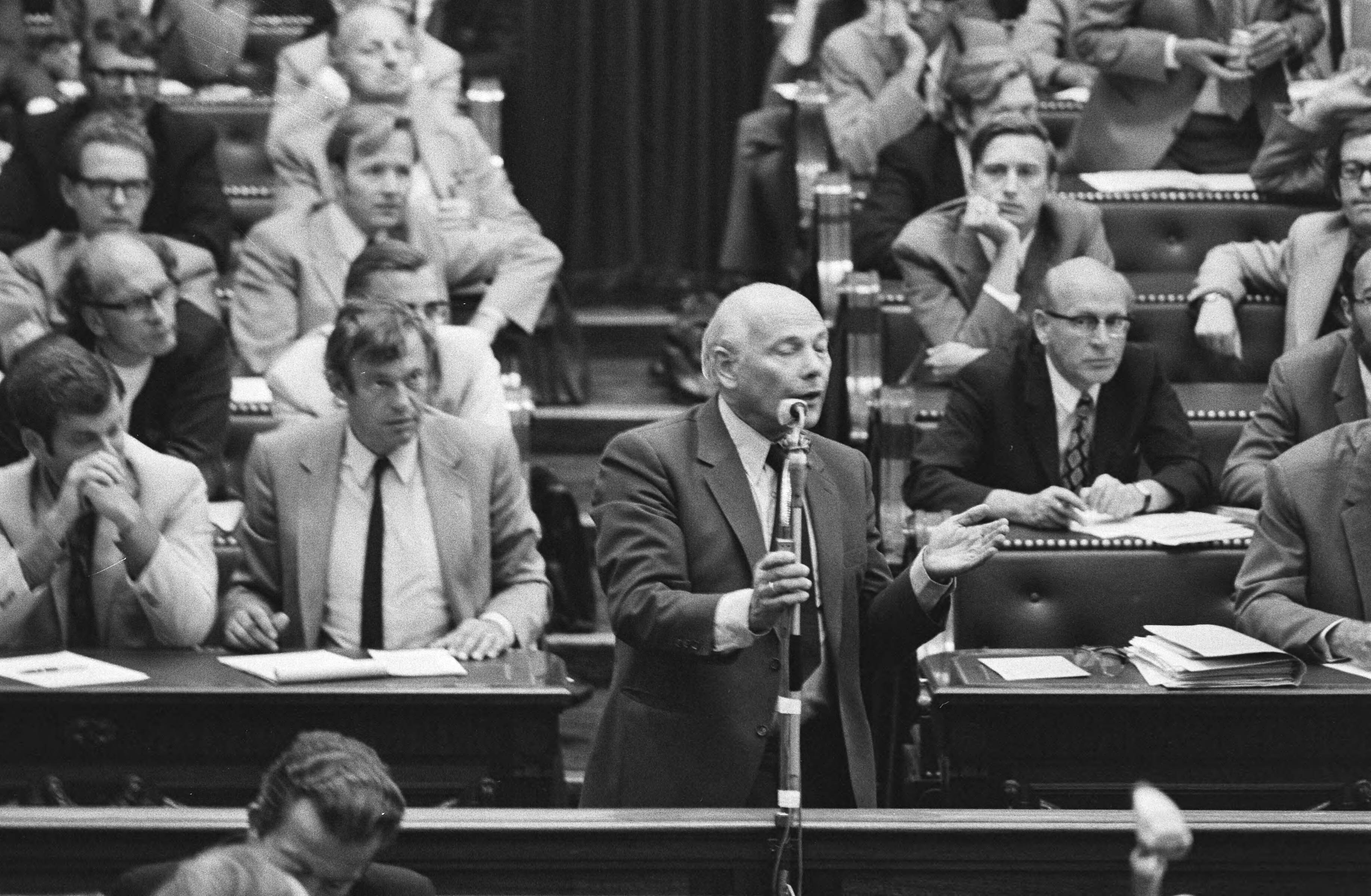 Fotocollectie Anefo — Regeringsverklaring van nieuwe kabinet in Tweede Kamer , interruptie van Den Uyl — Foto: Mieremet, Rob / Anefo. Licentie: Set B: Rechtenvrij / Publiek Domein. Bron: Nationaal Archief. http://hdl.handle.net/10648/abc8a8da-d0b4-102d-bcf8-003048976d84