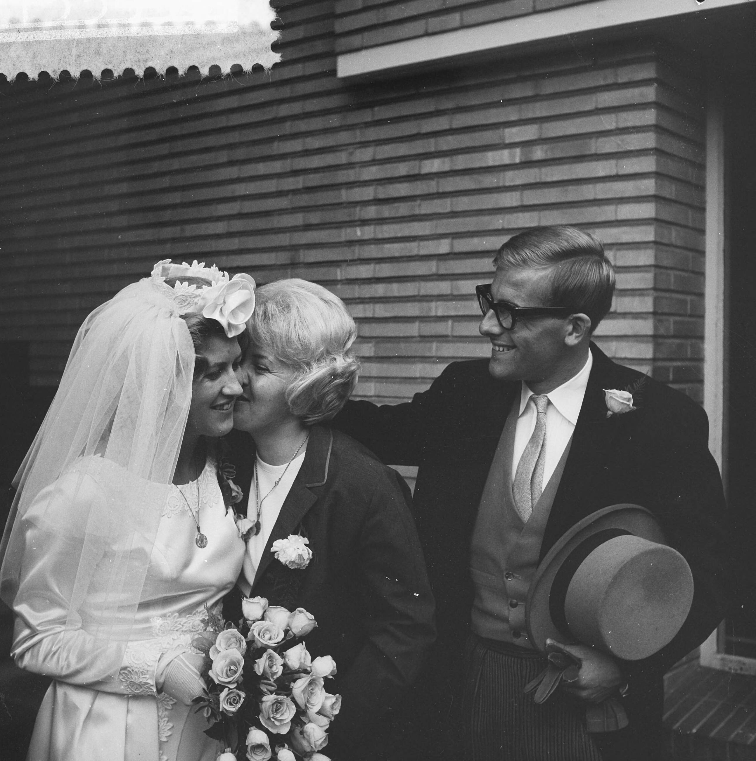 Fotocollectie Anefo — Zwemster Lenie de Nijs huwt met waterpoloër Harry Vriend. Collega zwemster Atie Voorbij feliciteert de bruid — Foto: Nijs, Jac. de / Anefo. Licentie: Set B: Rechtenvrij / Publiek Domein. Bron: Nationaal Archief. http://hdl.handle.net/10648/aa4843e4-d0b4-102d-bcf8-003048976d84