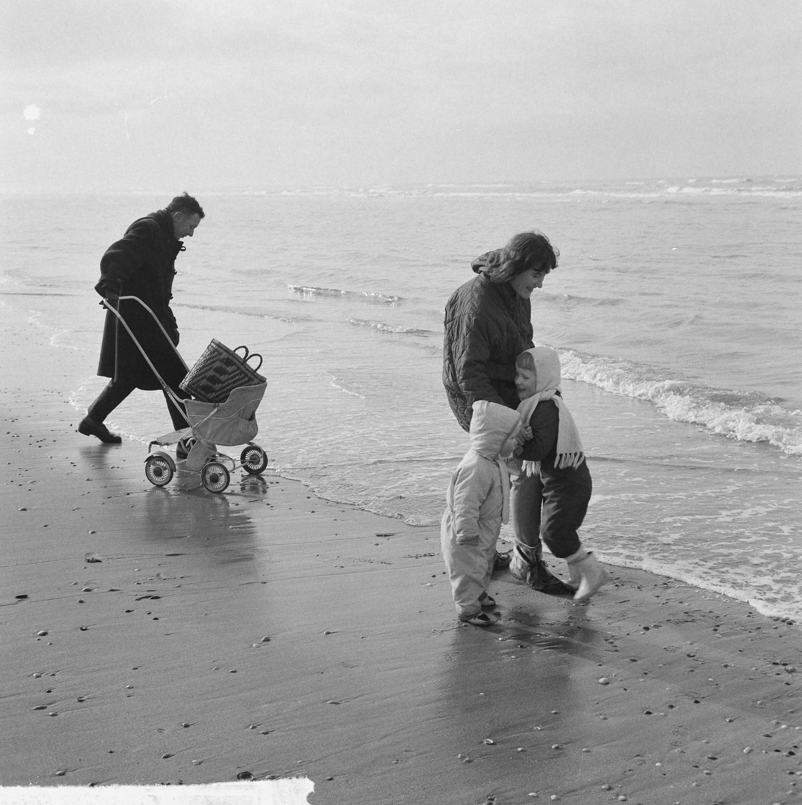 Fotocollectie Anefo — De eerste strandwandelaars te Zandvoort, haringkarretje o het strand — Foto: Nijs, Jac. de / Anefo. Licentie: Set B: Rechtenvrij / Publiek Domein. Bron: Nationaal Archief. http://hdl.handle.net/10648/aa91b93e-d0b4-102d-bcf8-003048976d84