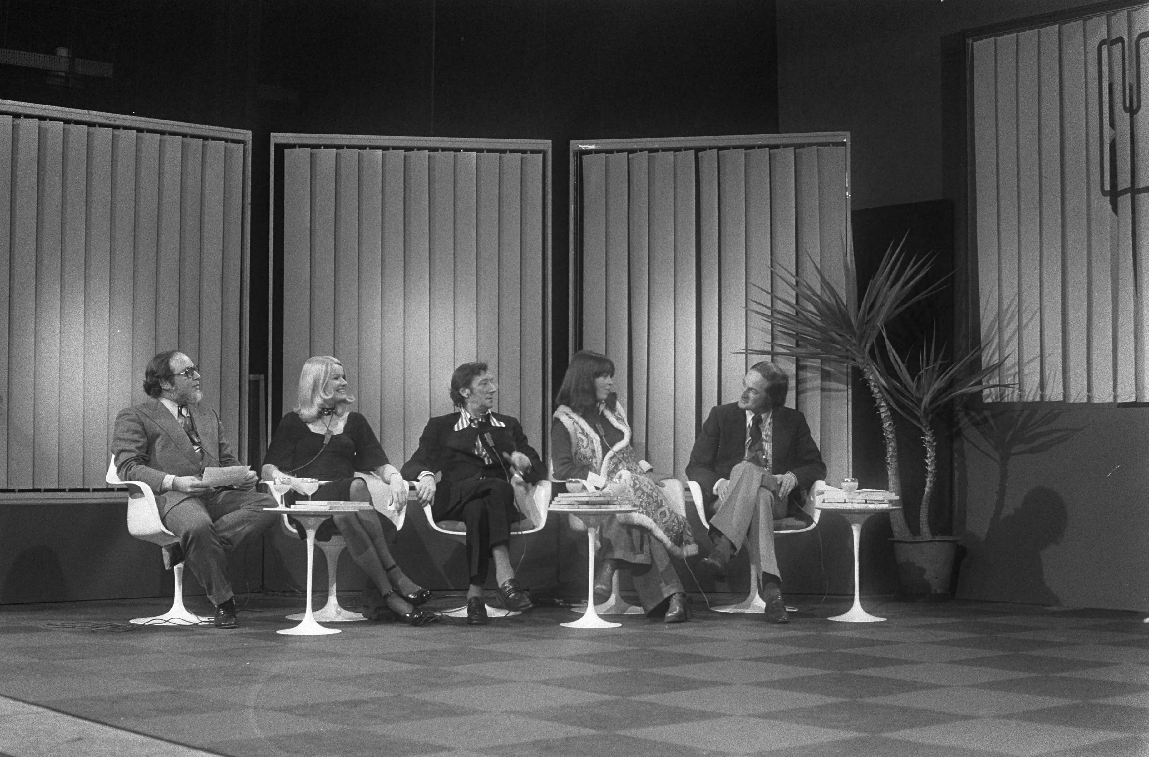 Honderdste aflevering tv-spel "Wie van de drie" — V.l.n.r. Nand Baert, Martine Bijl, Albert Mol, Sonja Barend en Pim Jacobs — Foto: Fotograaf Onbekend / Anefo. Licentie: Set B: Rechtenvrij / Publiek Domein. Bron: Nationaal Archief. http://hdl.handle.net/10648/ac4034e0-d0b4-102d-bcf8-003048976d84