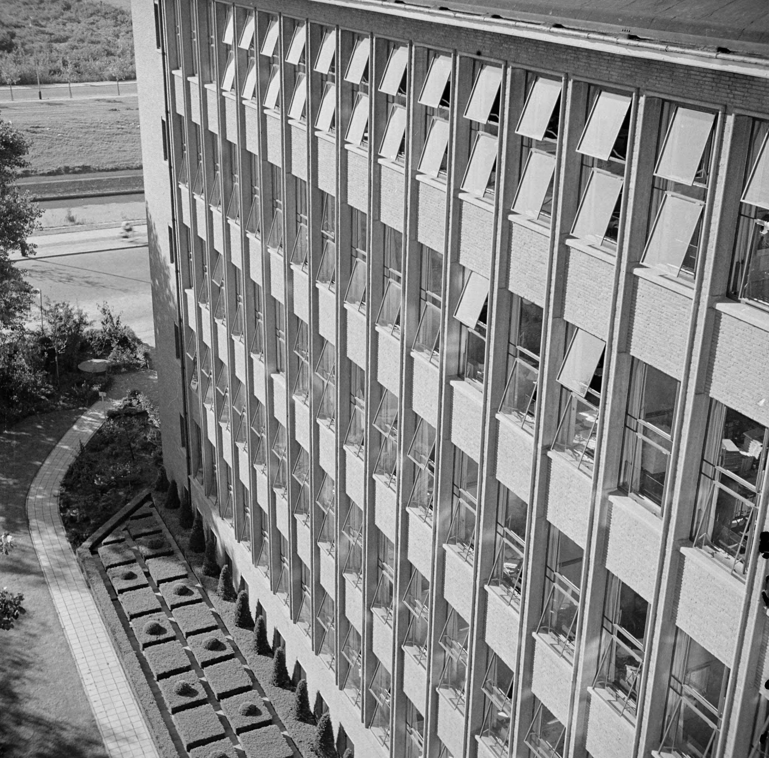 Fotocollectie Van de Poll — KLM hoofdkantoor te Den Haag — Foto: Poll, Willem van de. Licentie: Set B: Rechtenvrij / Publiek Domein. Bron: Nationaal Archief. http://hdl.handle.net/10648/aeec8acc-d0b4-102d-bcf8-003048976d84