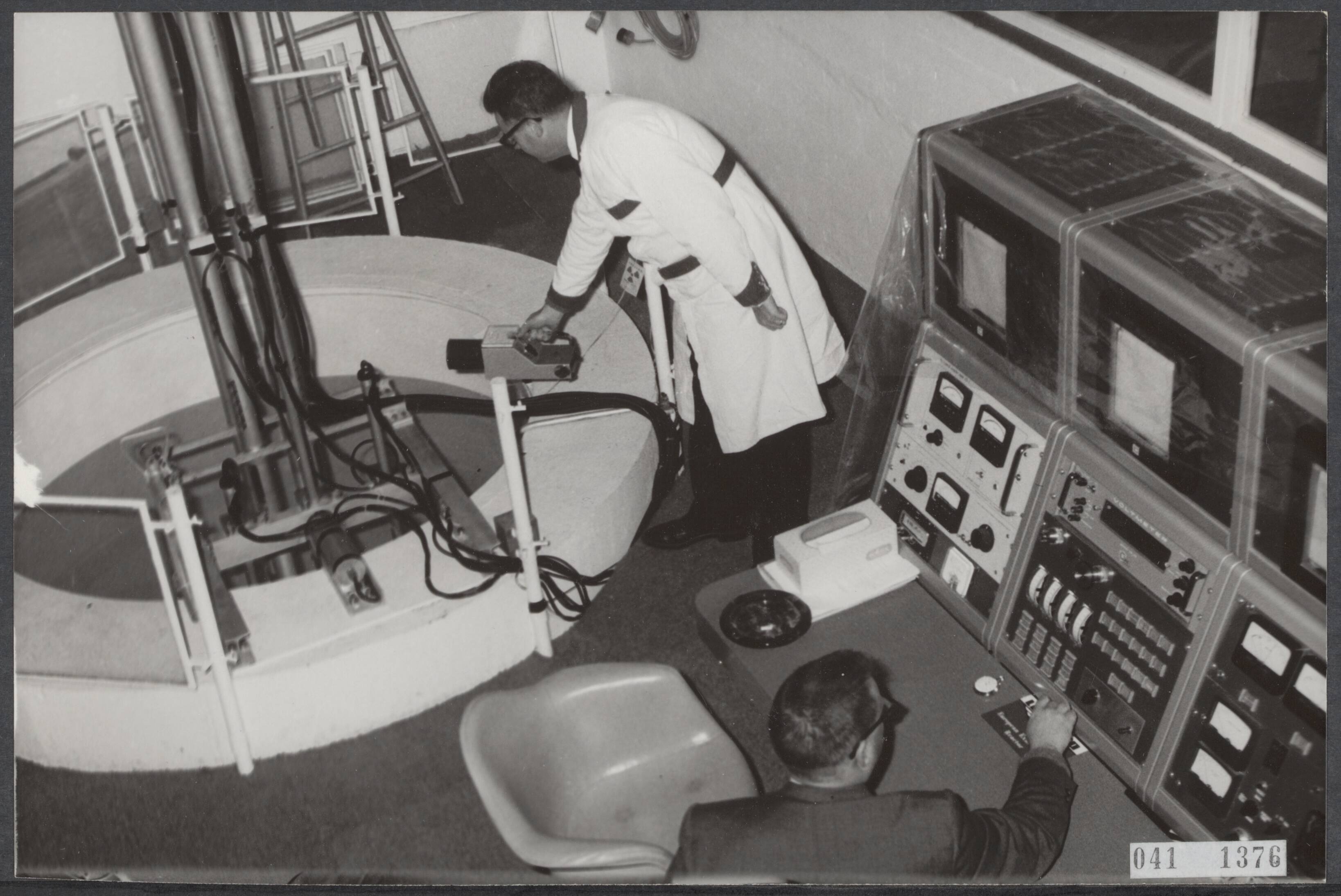 Fotocollectie Elsevier Binnenland — Tentoonstelling "Werken met Atomen" over atoomgebruik in vreedzame toepassing, links van de hoofdingang van het Juliana paviljoen van de Jaarbeurs te Utrecht. Een van de bezienswaardigheden is de kleine trainings- en researchreactor met controlepaneel — Foto: Nijs, Jac. de / Anefo. Licentie: Set B: Rechtenvrij / Publiek Domein. Bron: Nationaal Archief. http://hdl.handle.net/10648/adf75200-d0b4-102d-bcf8-003048976d84