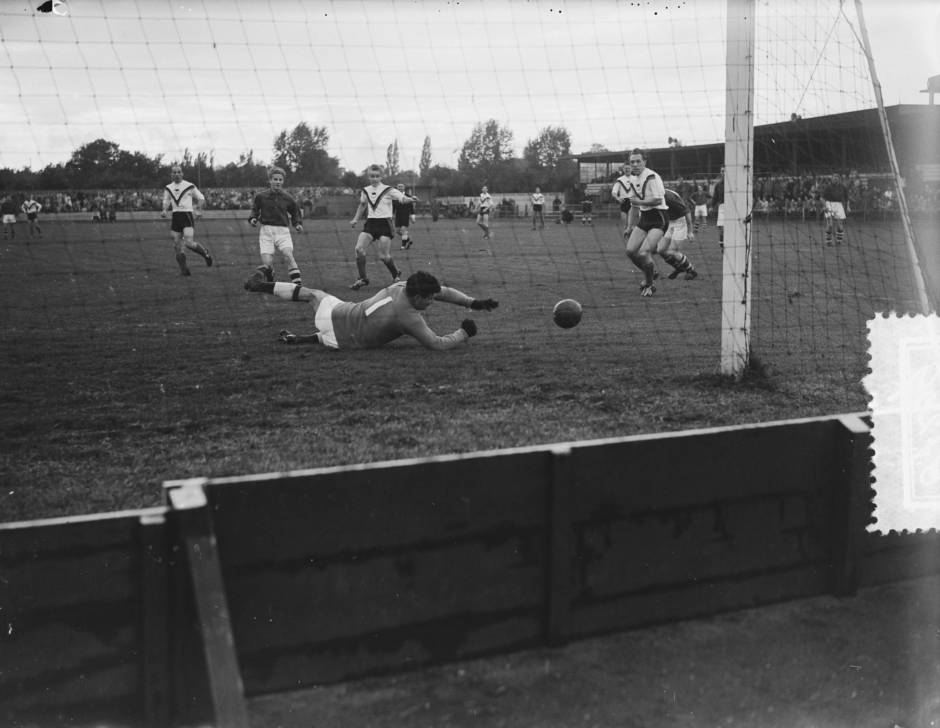 Fotocollectie Anefo — Voetbal. Profcompetitie NBVB Hilversum, Amsterdam tegen Rotterdam — Foto: Rossem, Wim van / Anefo. Licentie: Set B: Rechtenvrij / Publiek Domein. Bron: Nationaal Archief. http://hdl.handle.net/10648/a9297b36-d0b4-102d-bcf8-003048976d84
