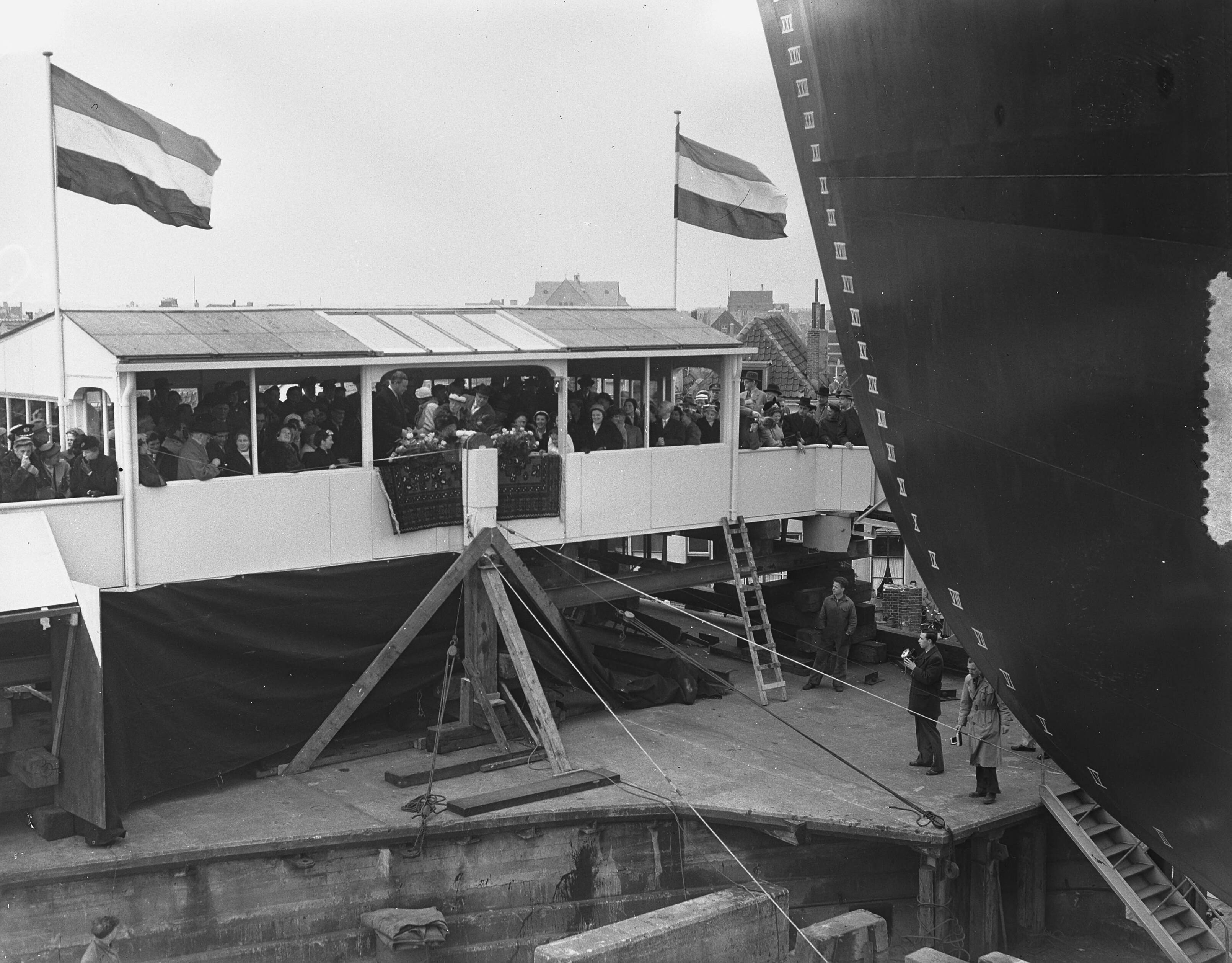 Fotocollectie Anefo — Tewaterlating van de tanker "Moordrecht" bij de N.V. Kon. Mij. "De Schelde" te Vlissingen. De doopplechtigheid werd verricht door de 84-jarige mevr. C.E.H. van Ommeren-van Ommeren — Foto: Bilsen, Joop van / Anefo. Licentie: Set B: Rechtenvrij / Publiek Domein. Bron: Nationaal Archief. http://hdl.handle.net/10648/a9346104-d0b4-102d-bcf8-003048976d84