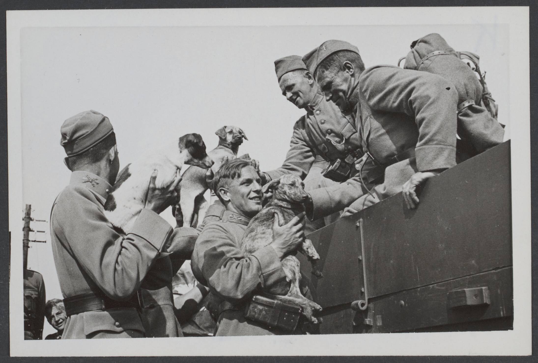 Demobilisatie 1940 — Westzaan. De helft van het Nederlandse leger is heden gedemobiliseerd. Een ontroerend afscheid van de "Compagnie-hondjes" — Foto: N.V. Polygoon. Licentie: Set B: Rechtenvrij / Publiek Domein. Bron: Nationaal Archief. http://hdl.handle.net/10648/94e7d56a-be3e-f361-8295-5298d6e3298c