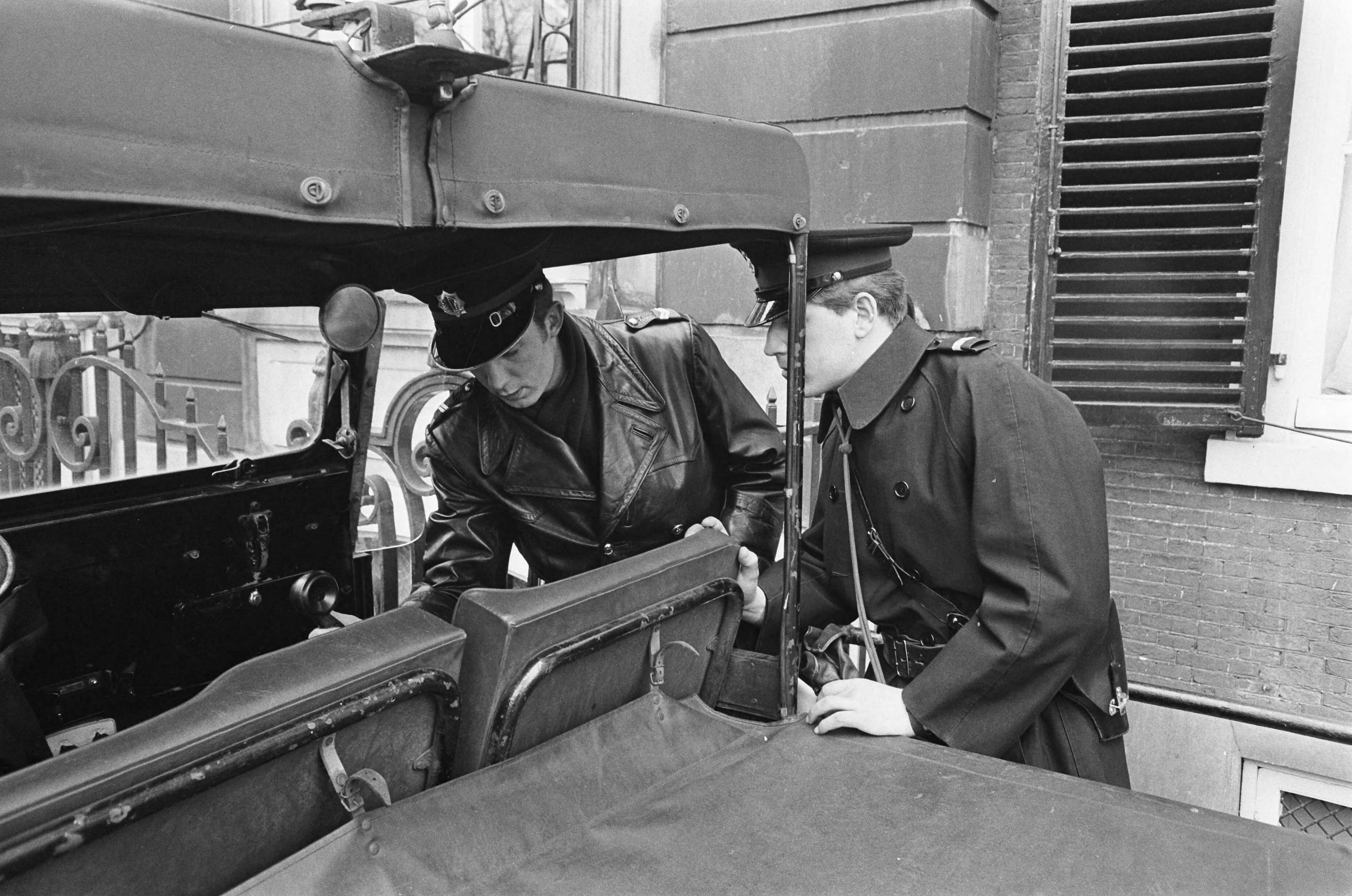 Fotocollectie Anefo — Bewaking ambassades in Den Haag overgenomen door marechaussee. Bij de Spaanse ambassade de consignes ontvangen — Foto: Kroon, Ron / Anefo. Licentie: Set B: Rechtenvrij / Publiek Domein. Bron: Nationaal Archief. http://hdl.handle.net/10648/ab388930-d0b4-102d-bcf8-003048976d84