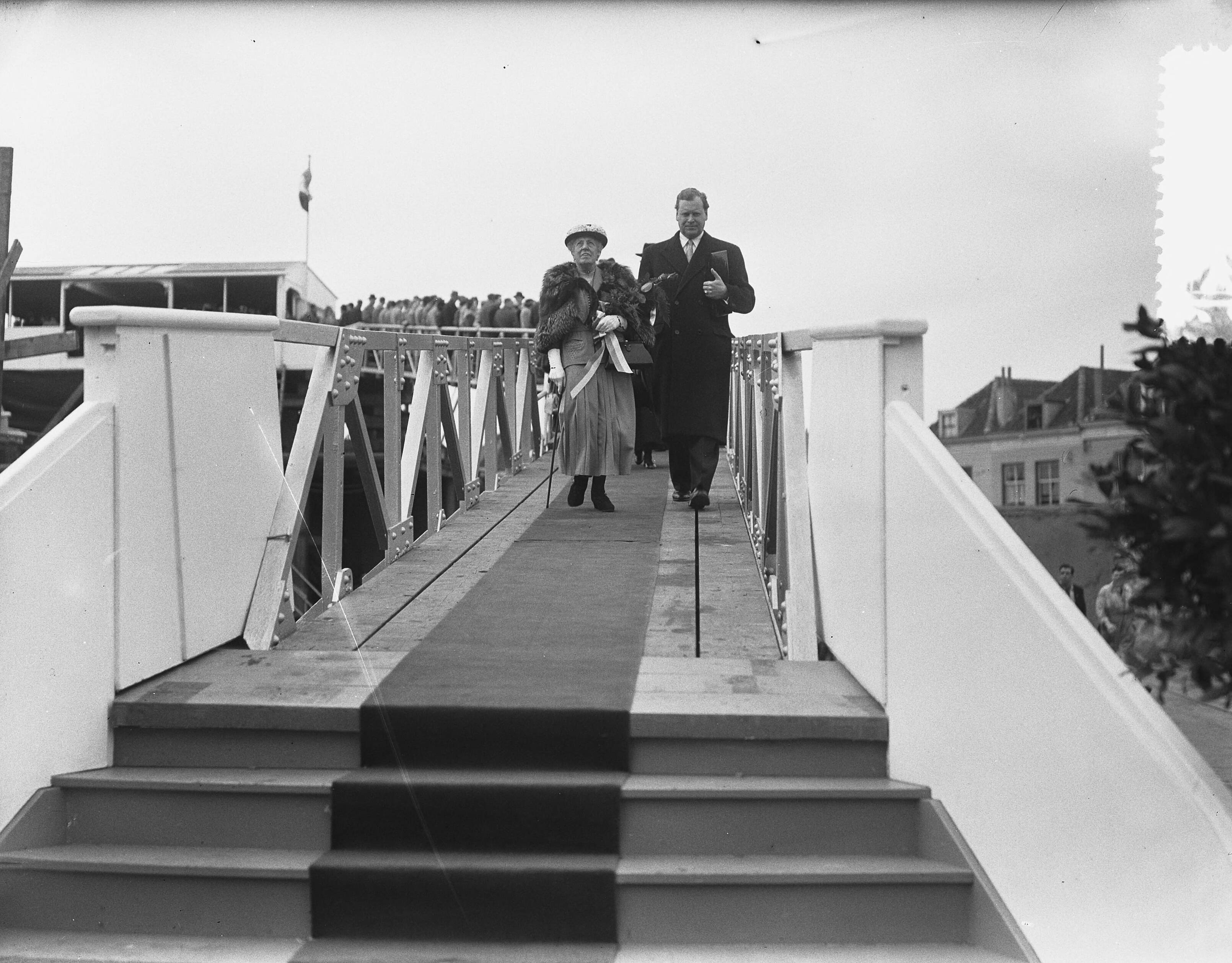 Fotocollectie Anefo — Tewaterlating van de tanker "Moordrecht" bij de N.V. Kon. Mij. "De Schelde" te Vlissingen. De doopplechtigheid werd verricht door de 84-jarige mevr. C.E.H. van Ommeren-van Ommeren. Naast de directeur van "De Schelde", J.W. Hupkes — Foto: Bilsen, Joop van / Anefo. Licentie: Set B: Rechtenvrij / Publiek Domein. Bron: Nationaal Archief. http://hdl.handle.net/10648/a9346406-d0b4-102d-bcf8-003048976d84