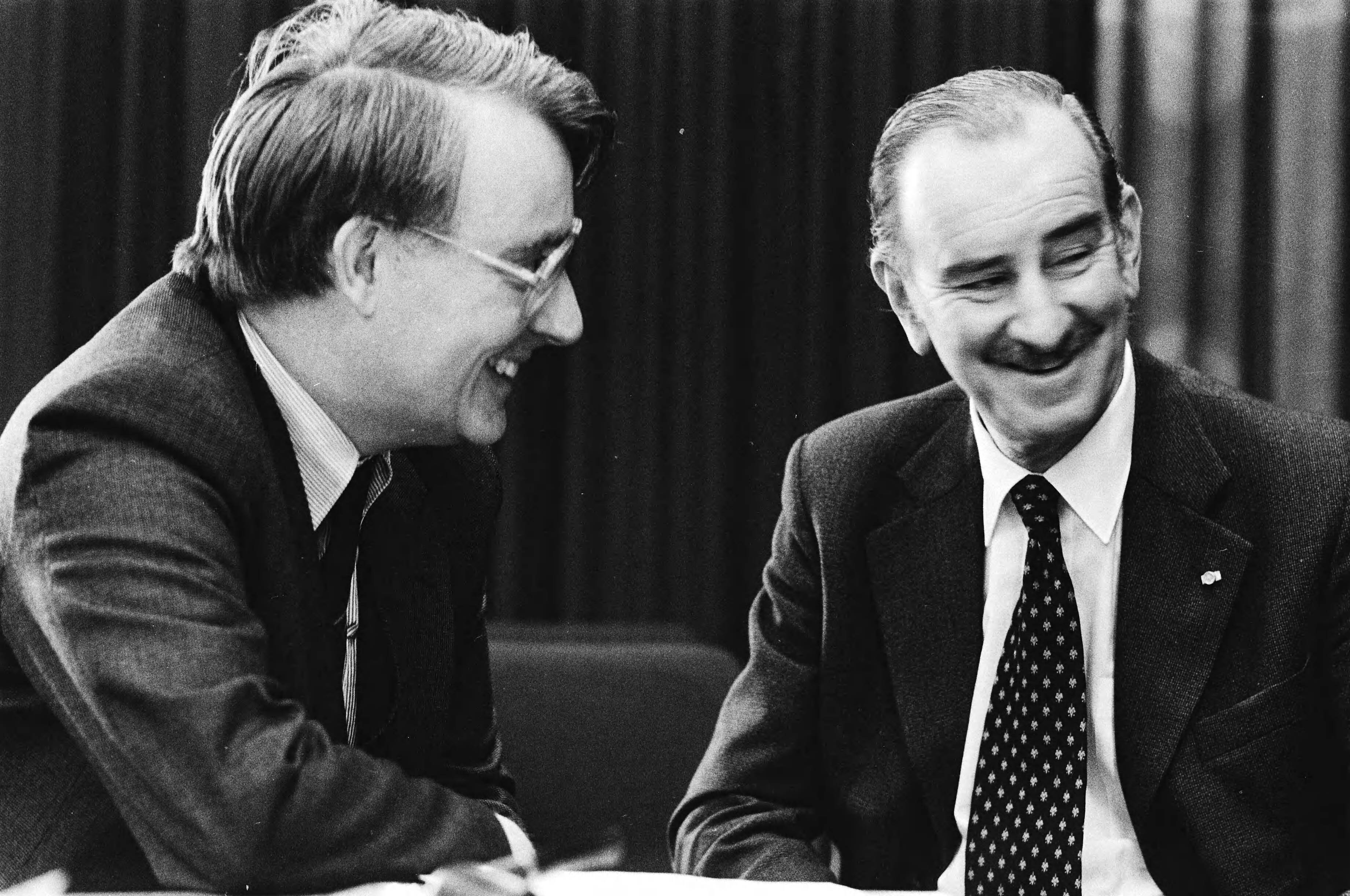 Fotocollectie Anefo — VVD Partijraad in Utrecht; burgemeester Ginjaar (links) en minister Van der Klaauw — Foto: Croes, Rob C. / Anefo. Licentie: Set B: Rechtenvrij / Publiek Domein. Bron: Nationaal Archief. http://hdl.handle.net/10648/acd85720-d0b4-102d-bcf8-003048976d84