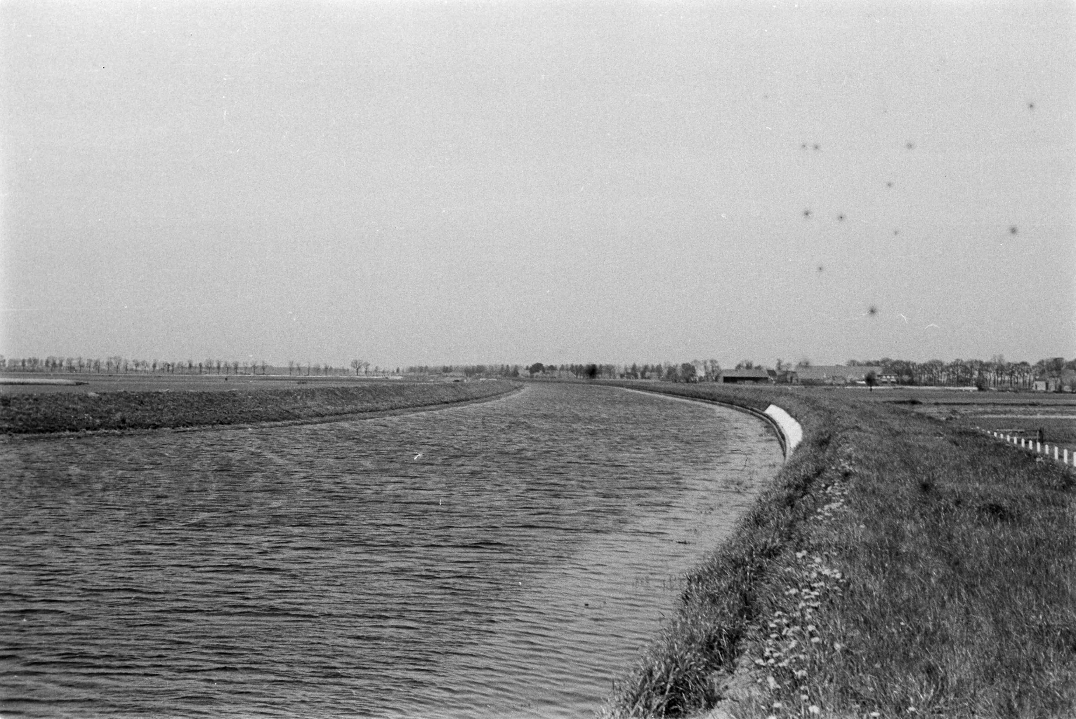 Fotocollectie Nederlandse Heidemaatschappij — voltooid kanaal — Foto: Fotograaf Onbekend / Heidemij. Licentie: Set B: Rechtenvrij / Publiek Domein. Bron: Nationaal Archief. http://hdl.handle.net/10648/ae8913a2-d0b4-102d-bcf8-003048976d84