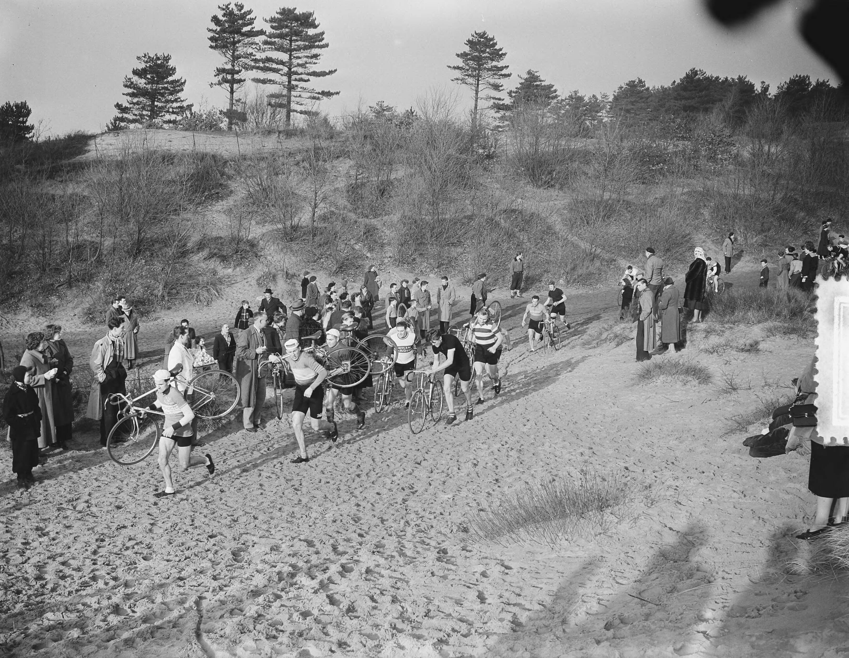 Fotocollectie Anefo — Nationale Cycle Cross in de duinen rond Kraantje Lek — Foto: Bilsen, Joop van / Anefo. Licentie: Set B: Rechtenvrij / Publiek Domein. Bron: Nationaal Archief. http://hdl.handle.net/10648/a904eec4-d0b4-102d-bcf8-003048976d84