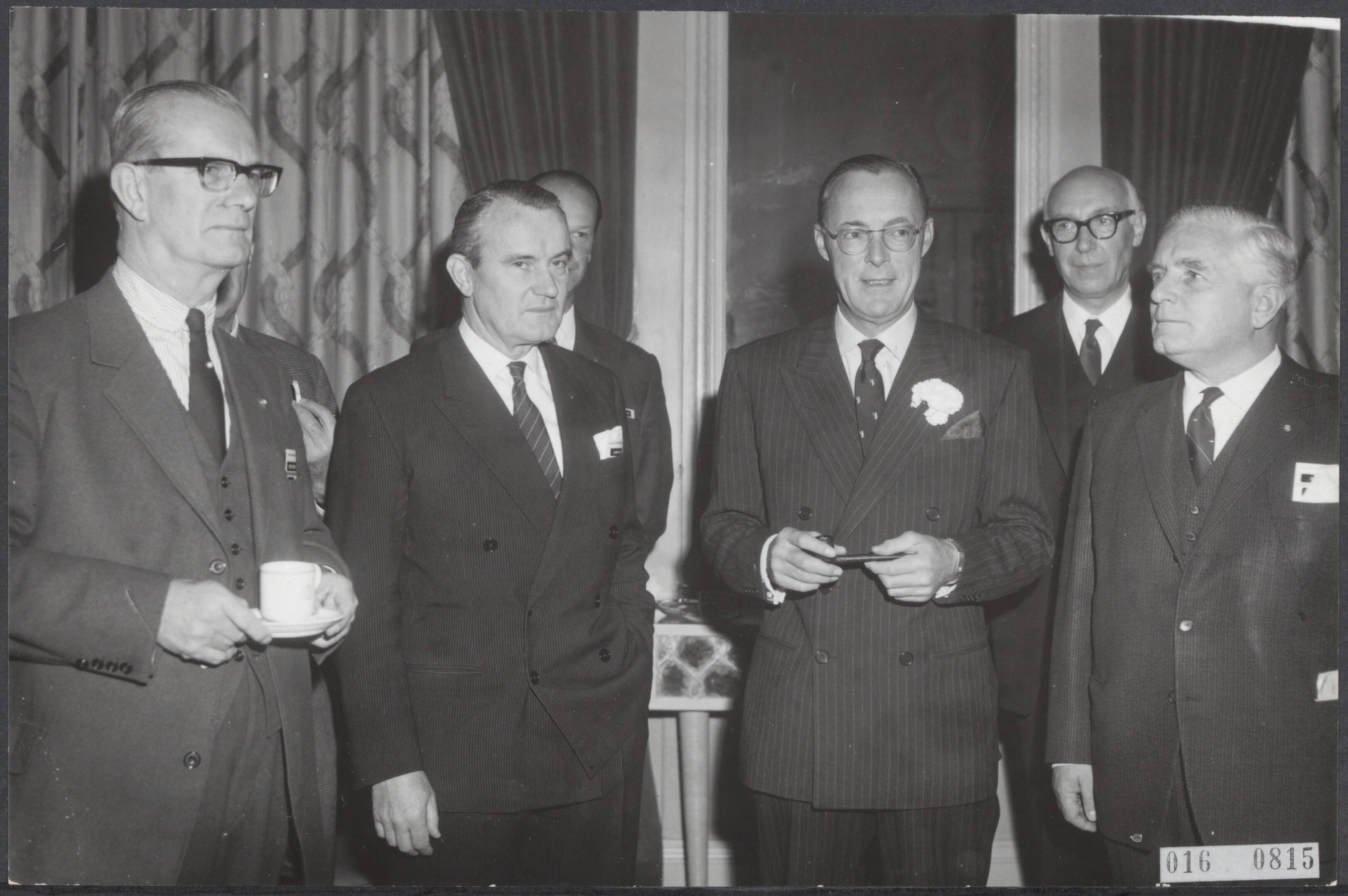 Fotocollectie Elsevier Binnenland — Prins Bernhard was aanwezig in het Kurhaus te Scheveningen waar het 40-jarig bestaan werd gevierd van het Nederlands Instituut voor Efficiency, het NIVE. Vlnr. ir. J. Matthijsen (ere-lide NIVE), ir. J. Loopuyt (voorzitter NIVE), prins Bernhard en dr. G. v..d. Wal (directeur KLM) — Foto: Bilsen, Joop van / Anefo. Licentie: Set B: Rechtenvrij / Publiek Domein. Bron: Nationaal Archief. http://hdl.handle.net/10648/adba84a6-d0b4-102d-bcf8-003048976d84