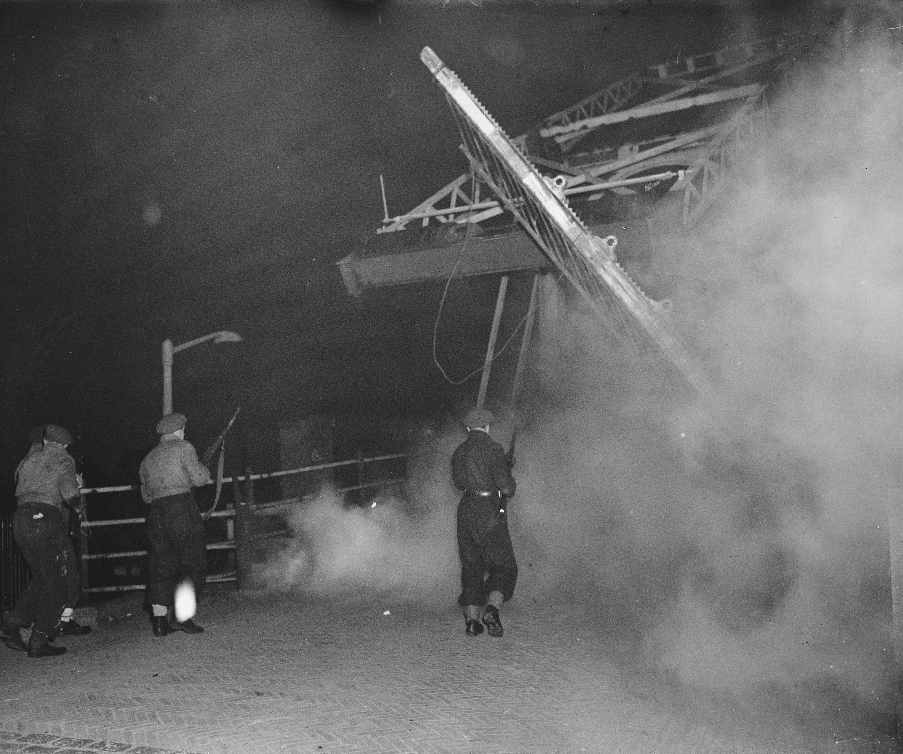 Nachtoefening van kaderopleidng rondom Spaarndam — Nachtoefening van kaderopleiding rondom Spaarndam — Foto: Breijer, Charles / Anefo. Licentie: Set B: Rechtenvrij / Publiek Domein. Bron: Nationaal Archief. http://hdl.handle.net/10648/a899d1ca-d0b4-102d-bcf8-003048976d84