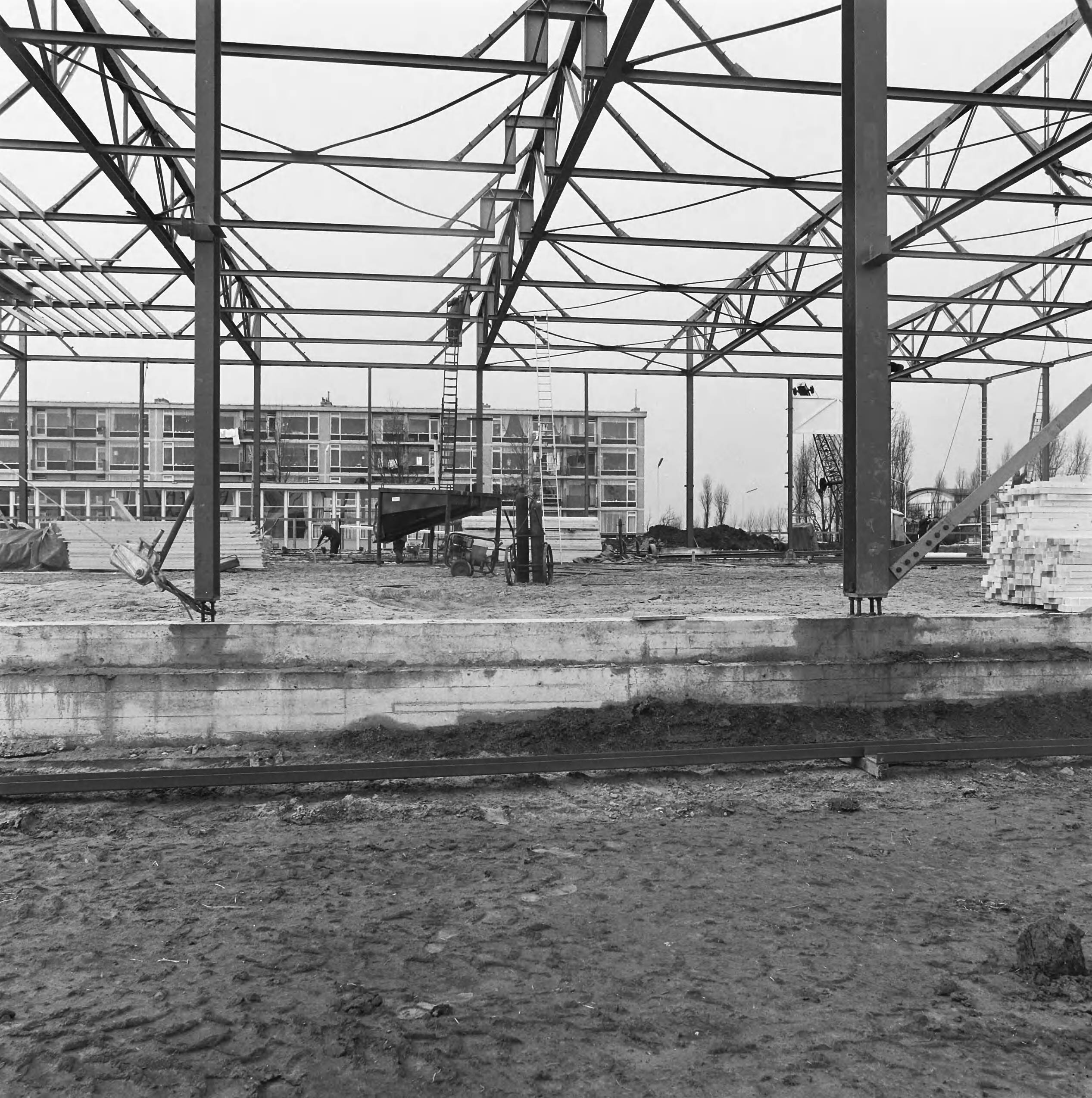 Fotocollectie Nederlandse Heidemaatschappij — Alphen a/d Rijn. Sporthal in aanbouw. Staalconstructie — Foto: Fotograaf Onbekend / Heidemij. Licentie: Set B: Rechtenvrij / Publiek Domein. Bron: Nationaal Archief. http://hdl.handle.net/10648/ae82e73e-d0b4-102d-bcf8-003048976d84