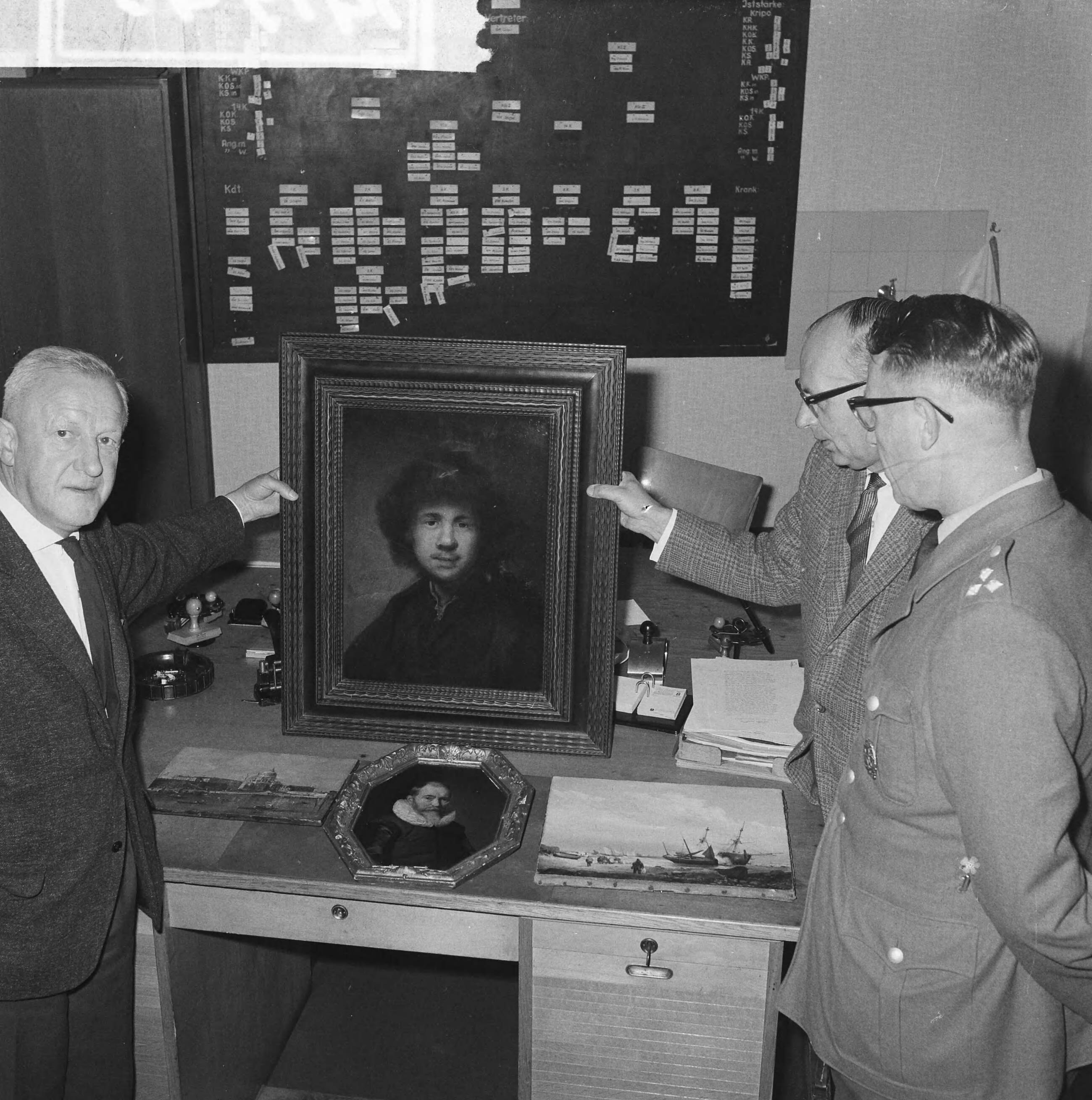 Fotocollectie Anefo — Schilderijendiefstal in Aerdenhout (Rembrandt) — Foto: Nijs, Jac. de / Anefo. Licentie: Set B: Rechtenvrij / Publiek Domein. Bron: Nationaal Archief. http://hdl.handle.net/10648/aa133df2-d0b4-102d-bcf8-003048976d84