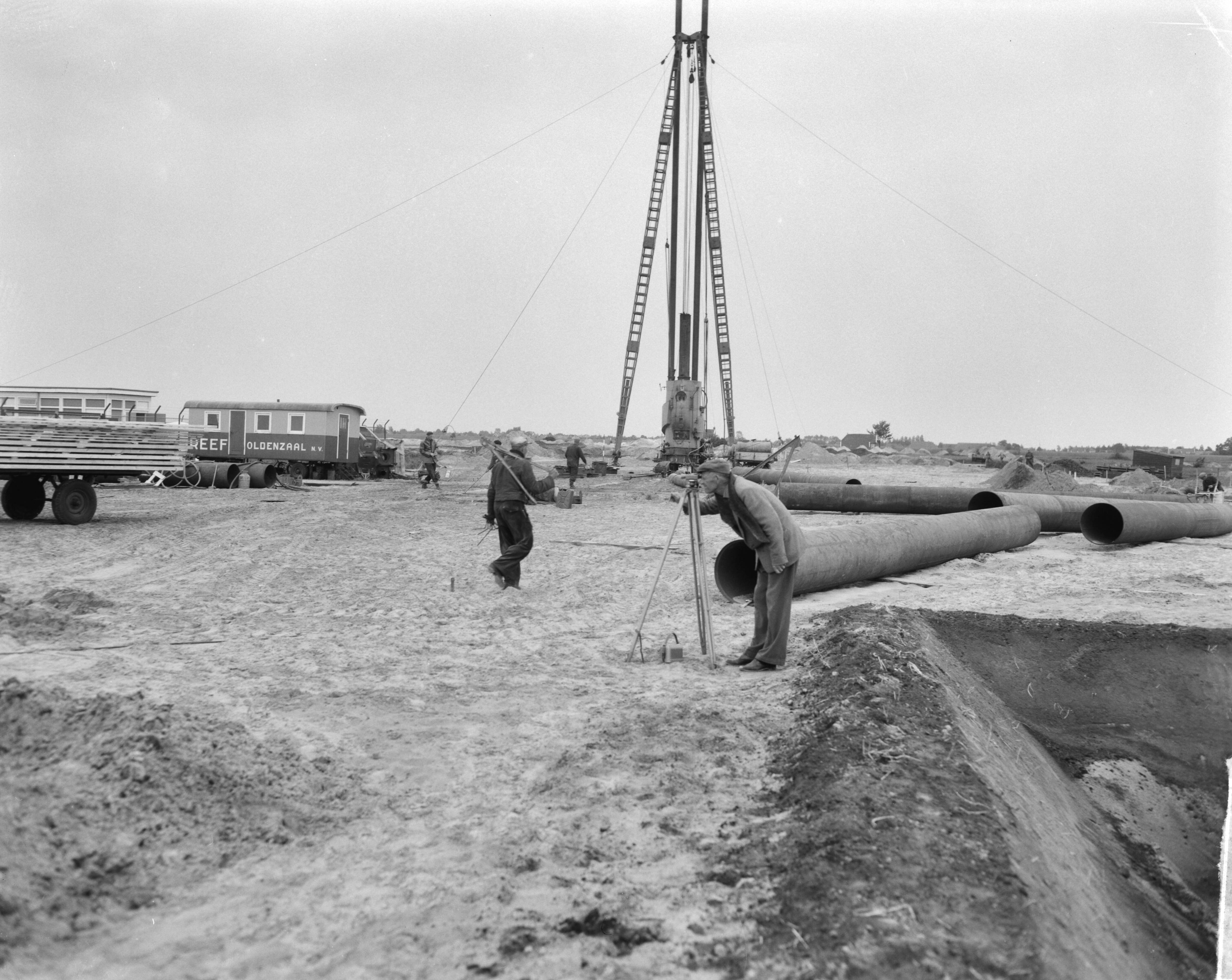 Fotocollectie Anefo — Gasbel te Slochteren. Werkzaamheden van de Nederlandse Gasunie — Foto: Bilsen, Joop van / Anefo. Licentie: Set B: Rechtenvrij / Publiek Domein. Bron: Nationaal Archief. http://hdl.handle.net/10648/aa3af0d6-d0b4-102d-bcf8-003048976d84