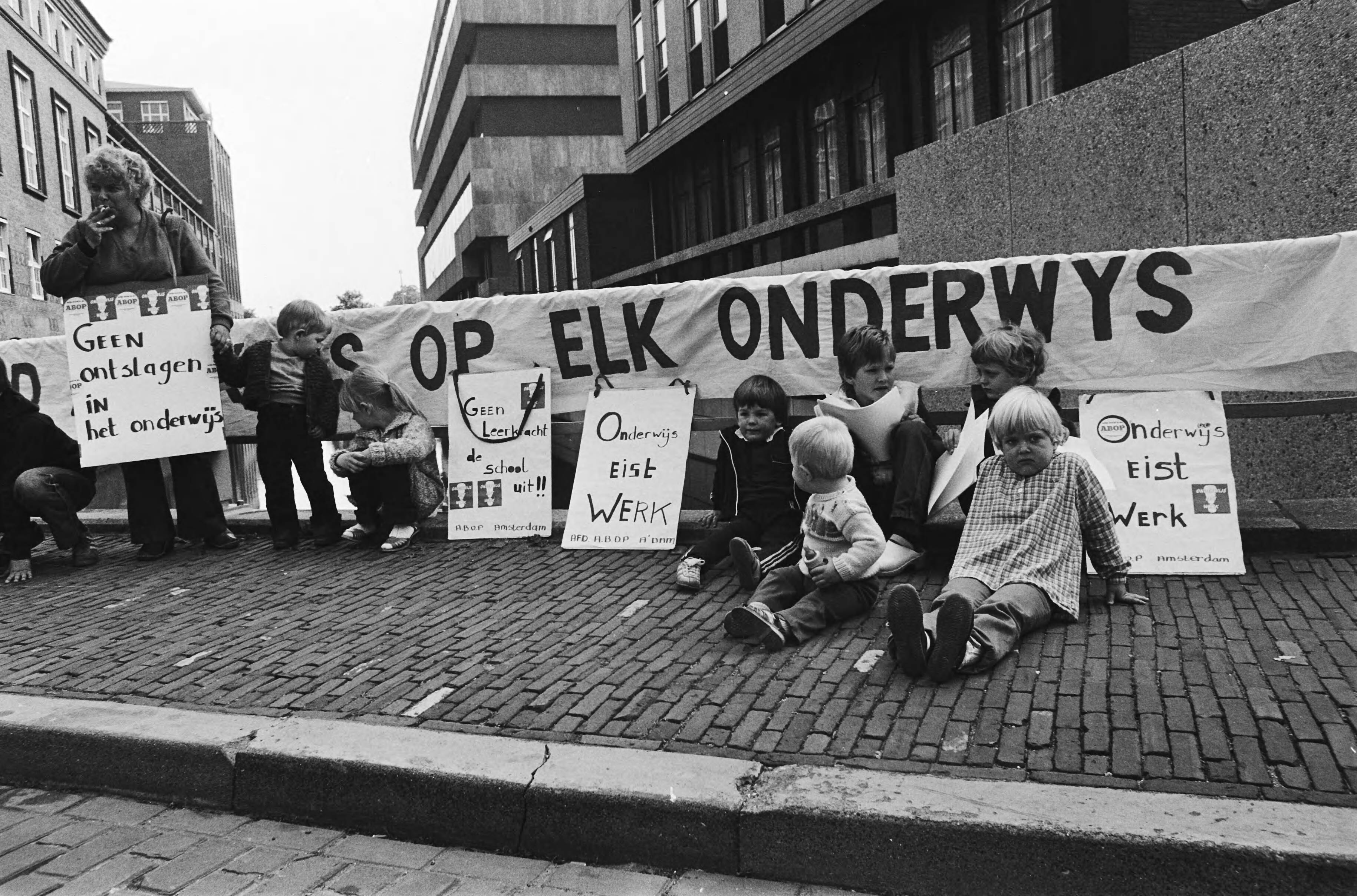 Fotocollectie Anefo — Vertegenwoordigers van de Lijsterbes- en Schinkelschool Amsterdam demonstreren r het ministerie O&W Den Haag tegen dreigend ontslag leerkrachten — Foto: Pereira, Fernando / Anefo. Licentie: Set B: Rechtenvrij / Publiek Domein. Bron: Nationaal Archief. http://hdl.handle.net/10648/ace144de-d0b4-102d-bcf8-003048976d84