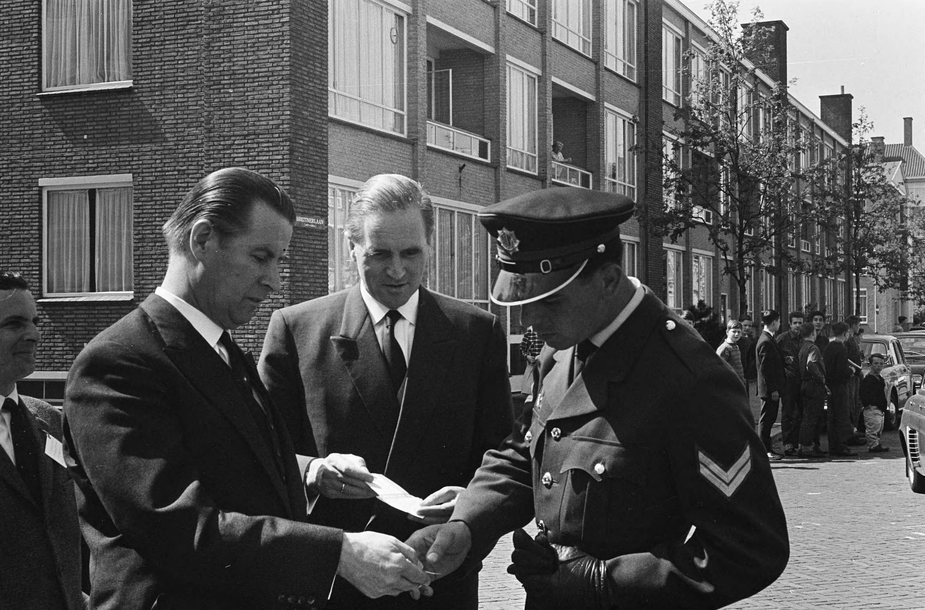 Fotocollectie Anefo — Opening NATO conferentie te Den Haag , mr. Gerard Schroder met prof. Carlsen tonen hun legitimatie aan agent — Foto: Pot, Harry / Anefo. Licentie: Set B: Rechtenvrij / Publiek Domein. Bron: Nationaal Archief. http://hdl.handle.net/10648/aa68d8de-d0b4-102d-bcf8-003048976d84
