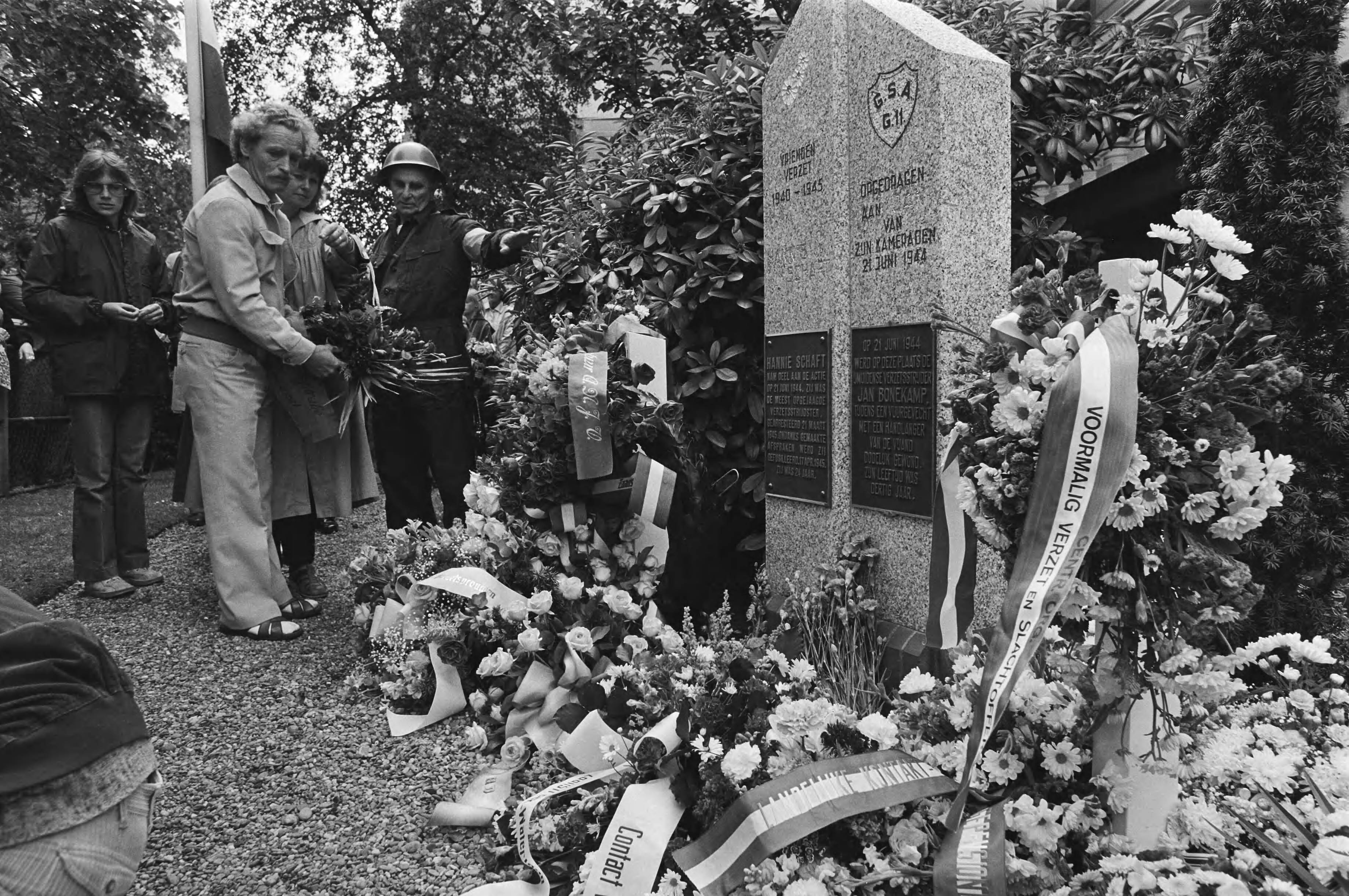 Fotocollectie Anefo — Onthulling van de gedenksteen voor verzetshelden Hannie Schaft en Jan Bonekamp in Zaandam. Andries Visser legt een krans — Foto: Antonisse, Marcel / Anefo. Licentie: Set B: Rechtenvrij / Publiek Domein. Bron: Nationaal Archief. http://hdl.handle.net/10648/ace2ebb8-d0b4-102d-bcf8-003048976d84