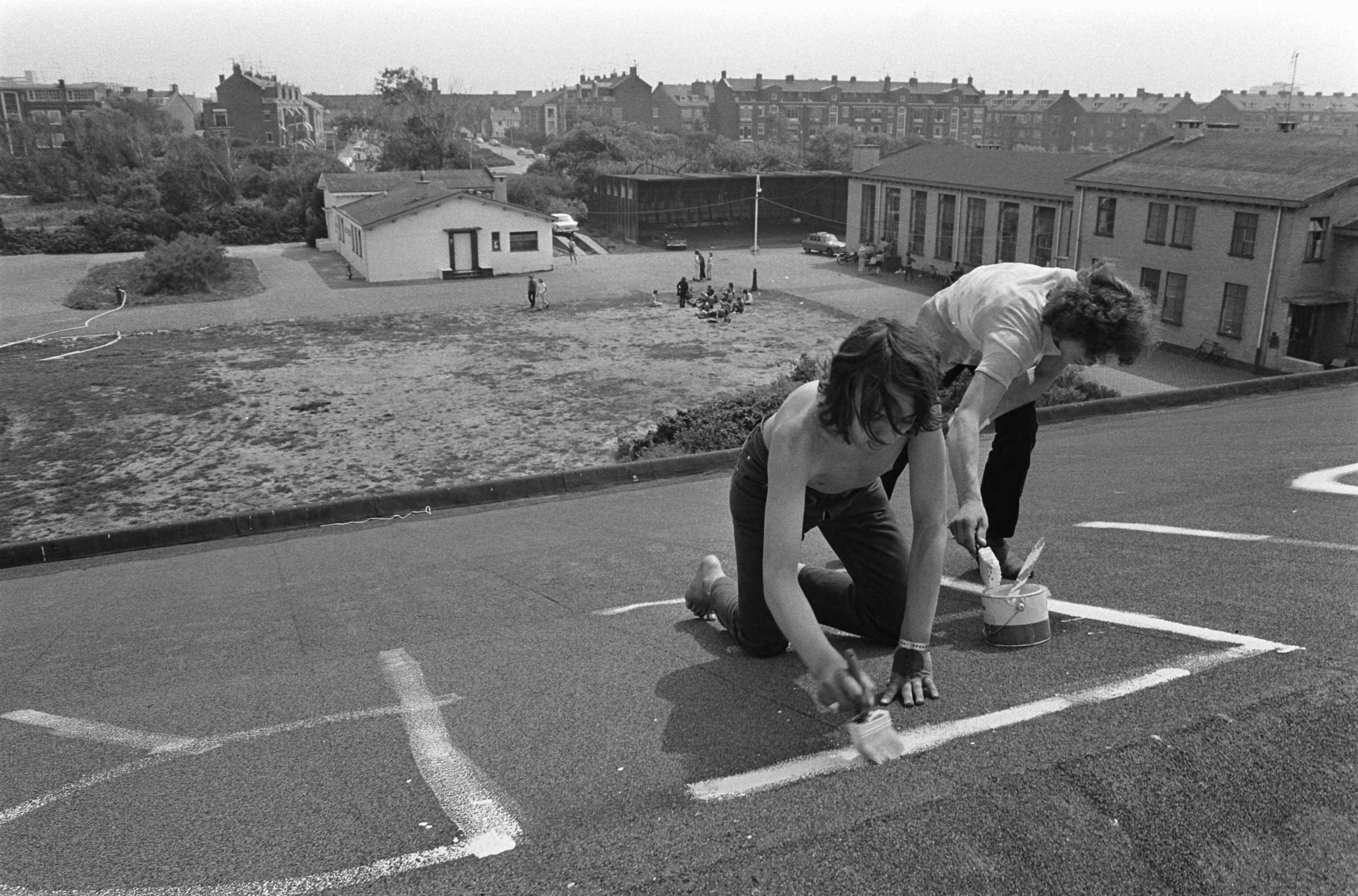 Fotocollectie Anefo — Kabouters uit Amsterdam en Den Haag hebben in Den Haag het voormalige Milvakamp bezet en hebben er hun Ministerie van Offensie gevestigd — Foto: Mieremet, Rob / Anefo. Licentie: Set B: Rechtenvrij / Publiek Domein. Bron: Nationaal Archief. http://hdl.handle.net/10648/ab9e6d04-d0b4-102d-bcf8-003048976d84