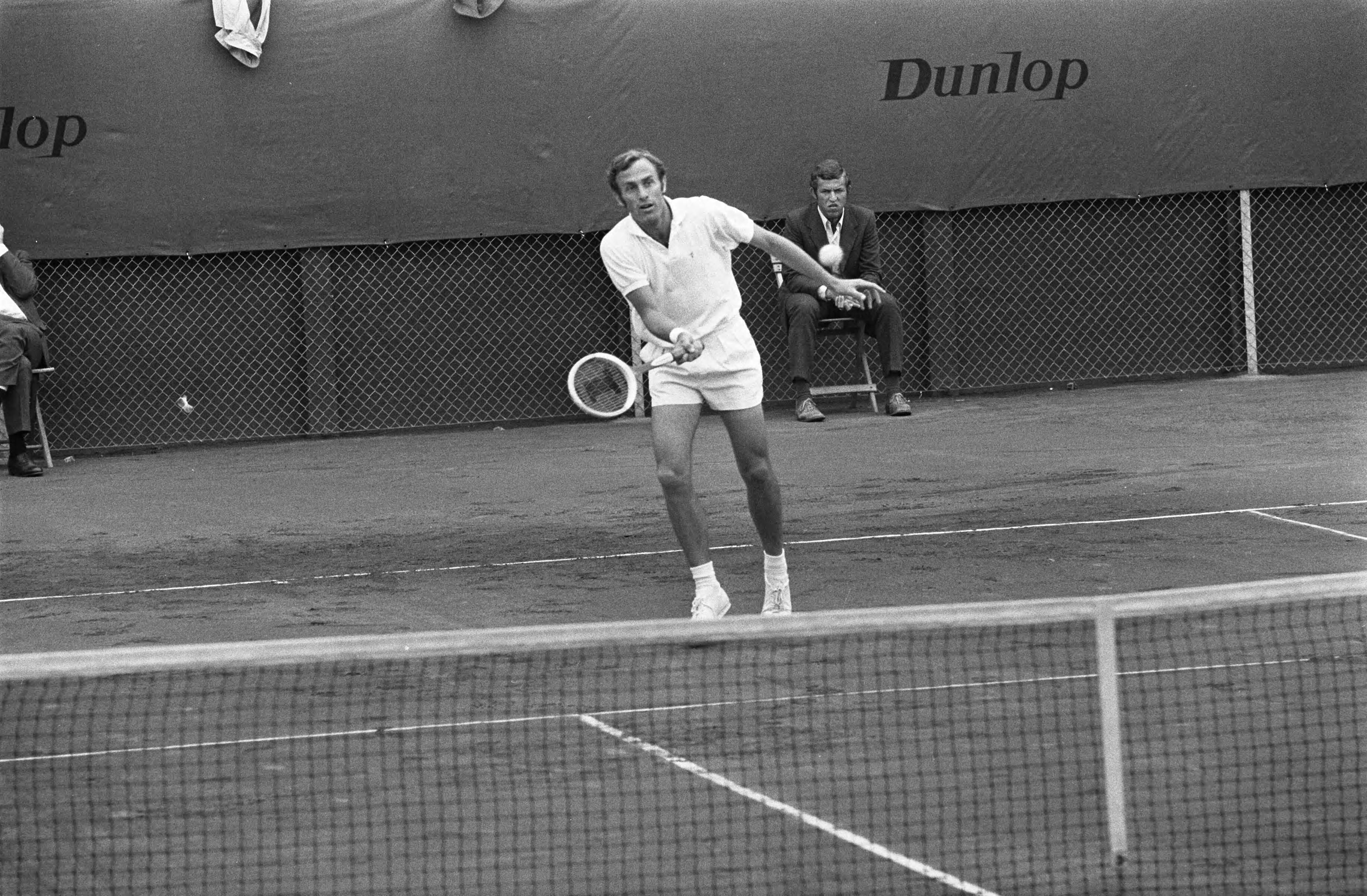 Tenniswedstrijden op de METS-banen te Scheveningen — John Newcombe in actie — Foto: Fotograaf Onbekend / Anefo. Licentie: Set B: Rechtenvrij / Publiek Domein. Bron: Nationaal Archief. http://hdl.handle.net/10648/ab71aef4-d0b4-102d-bcf8-003048976d84