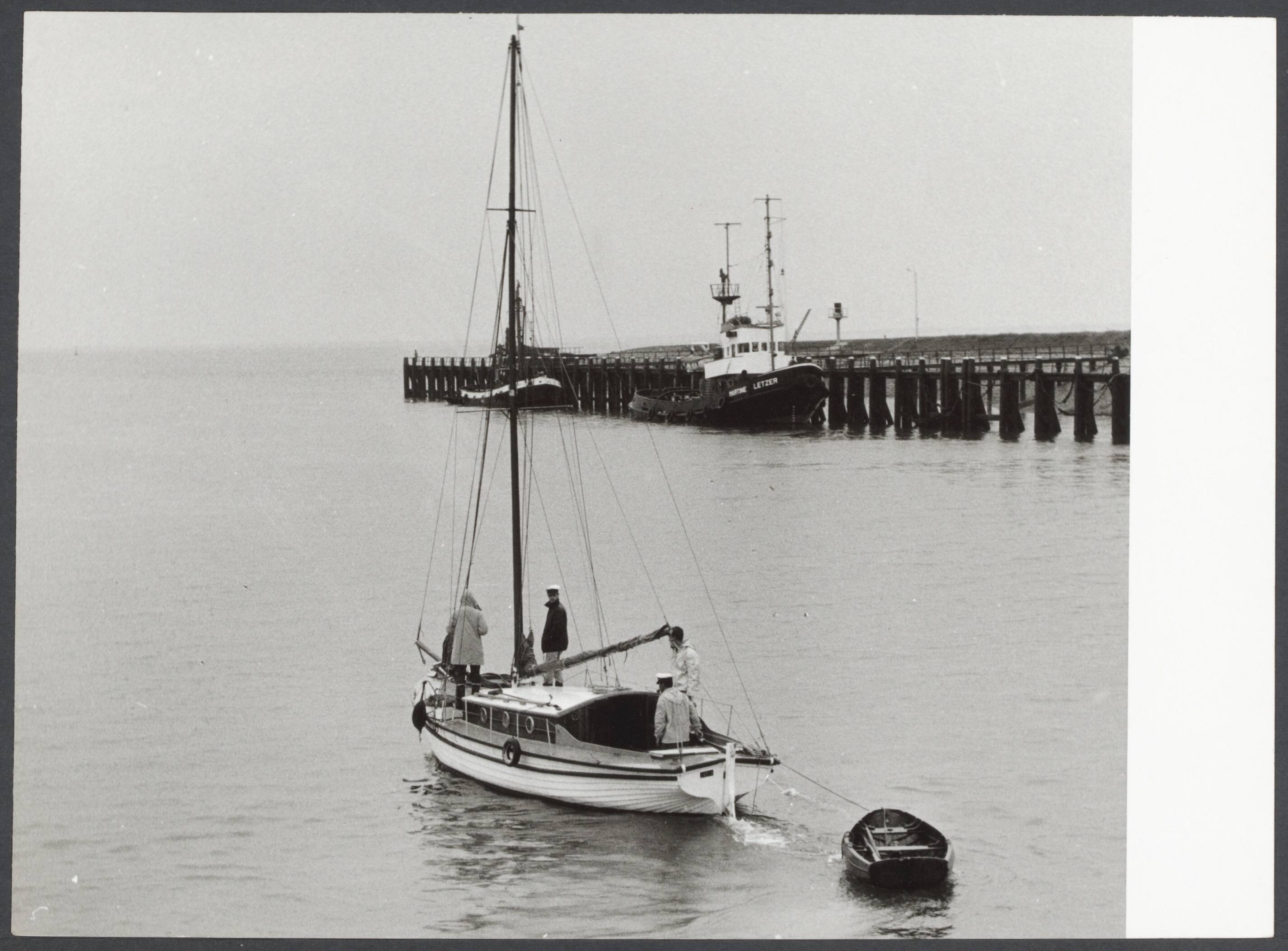 Zanzibar — In het kielzog van de "Zanzibar", door Hermann Renaert. De Zanzibar stevent de haven van Vlissingen uit. Het grote avontuur is bijna ten einde — Foto: Meuris, J. / Belgische Panorama / Internationale Uitgevers Mij.. Licentie: Set B: Rechtenvrij / Publiek Domein. Bron: Nationaal Archief. http://hdl.handle.net/10648/4377297e-0166-0dfd-8a42-eeee14db8c32