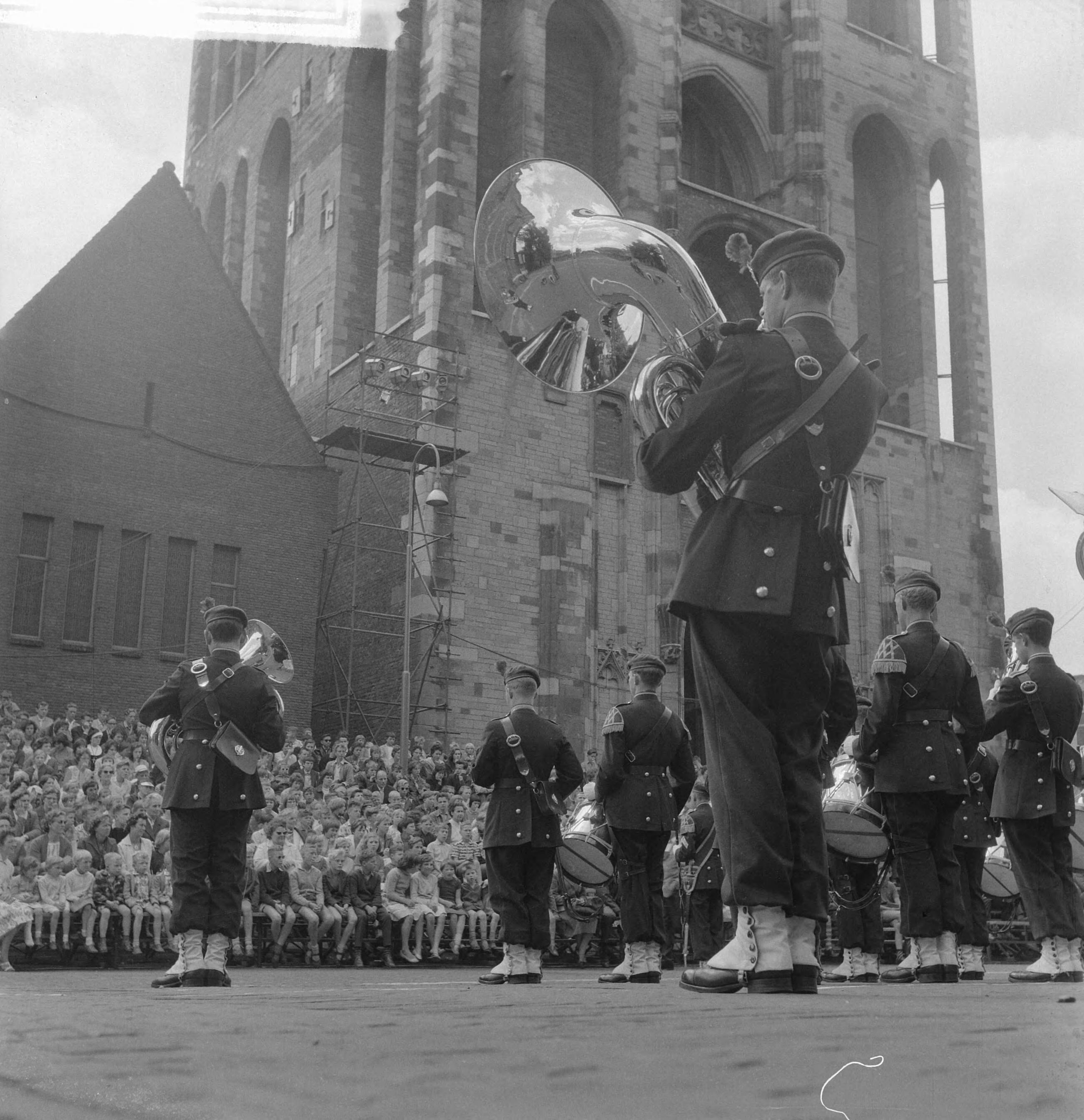 Fotocollectie Anefo — Taptoe in Utrecht. Op het Domplein — Foto: Koch, Eric / Anefo. Licentie: Set B: Rechtenvrij / Publiek Domein. Bron: Nationaal Archief. http://hdl.handle.net/10648/a9da9ccc-d0b4-102d-bcf8-003048976d84