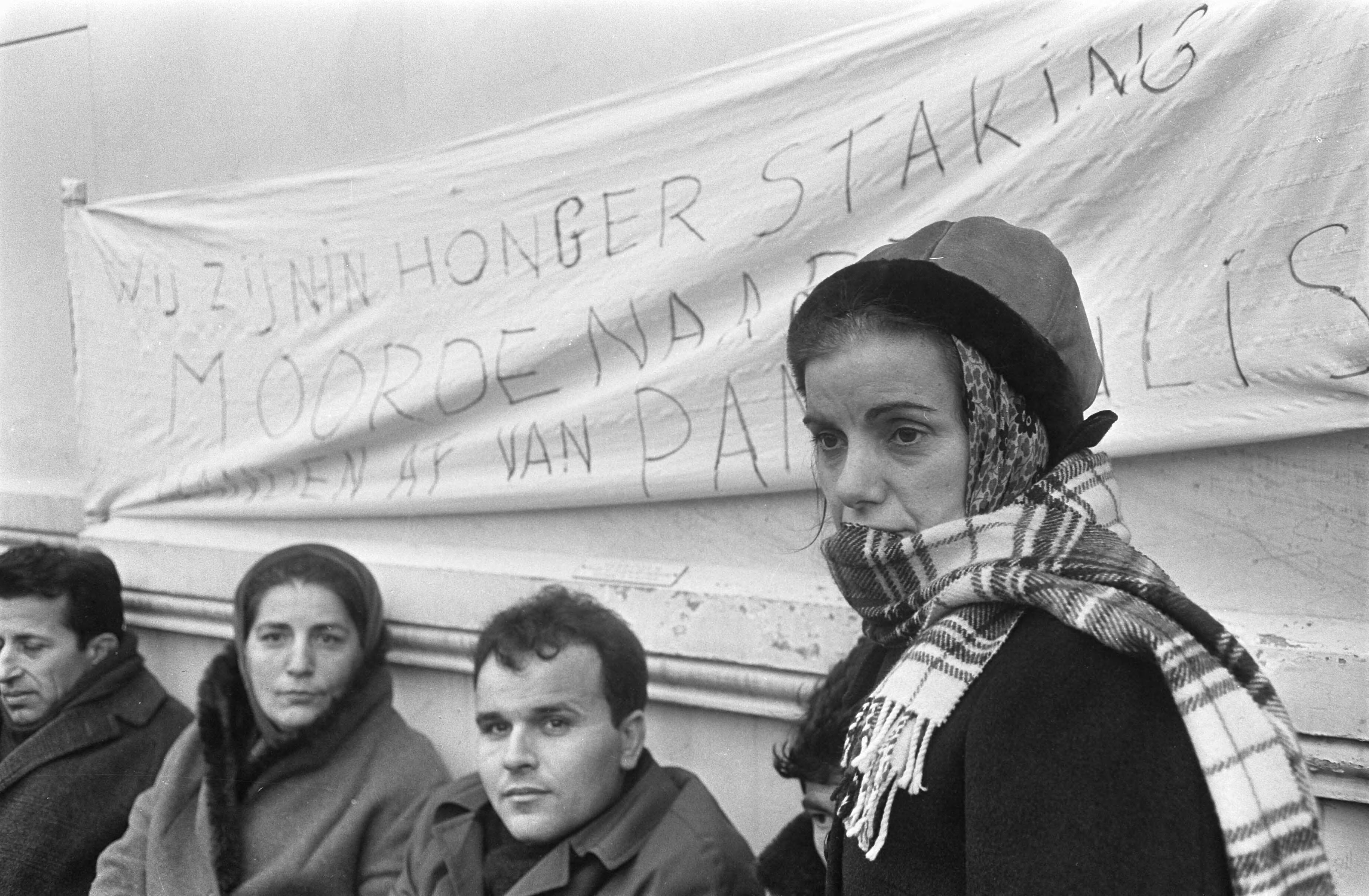 Fotocollectie Anefo — Grieken demonstreren in Den Haag een van de demonstranten is de toneelspeelster Asparsin Papathanassiou (rechts) — Foto: Koch, Eric / Anefo. Licentie: Set B: Rechtenvrij / Publiek Domein. Bron: Nationaal Archief. http://hdl.handle.net/10648/ab556d5c-d0b4-102d-bcf8-003048976d84