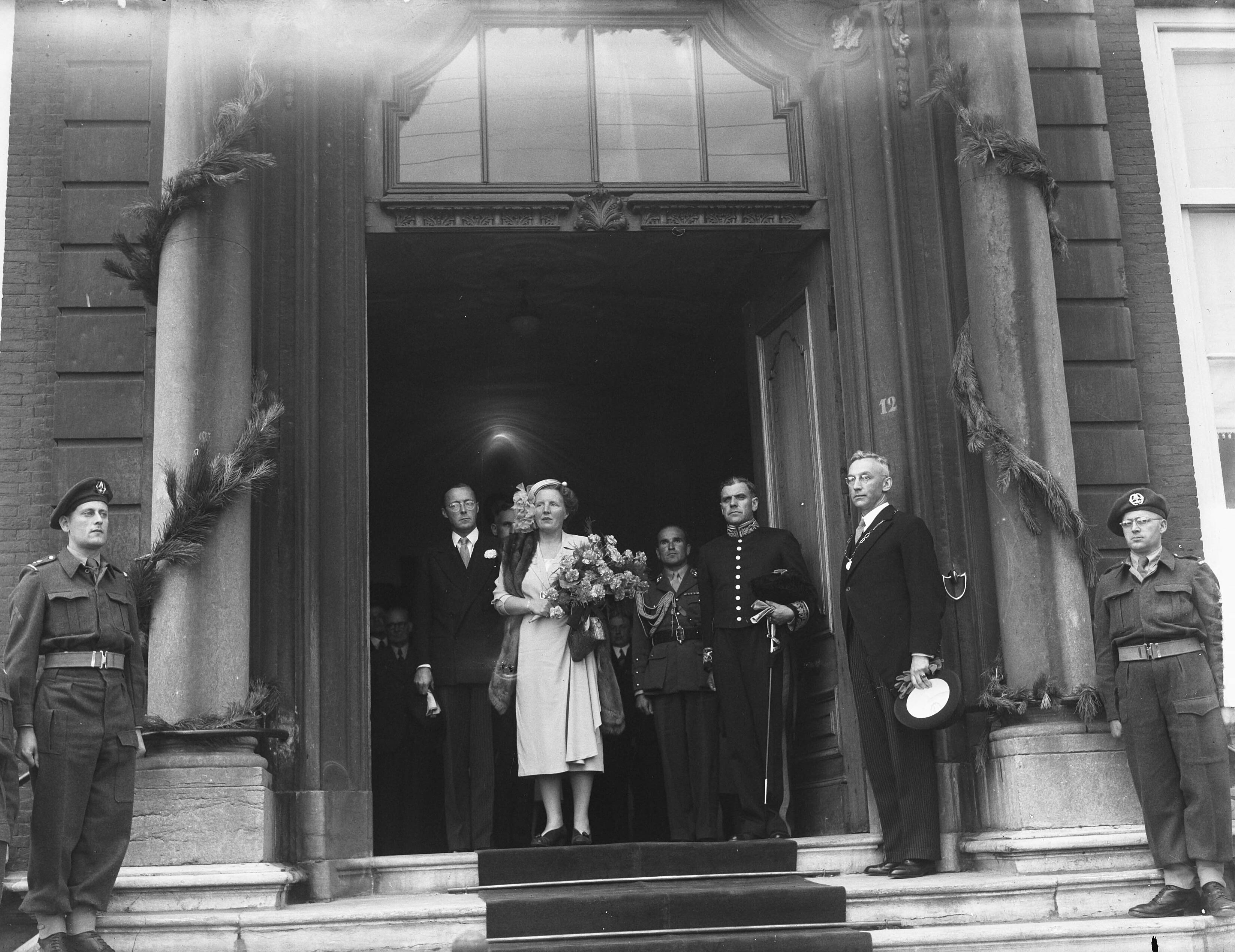 Koninklijk bezoek aan Zeeland (1950) — Koningin Juliana verlaat het stadhuis van Vlissingen — Foto: Pot, Harry / Anefo. Licentie: Set B: Rechtenvrij / Publiek Domein. Bron: Nationaal Archief. http://hdl.handle.net/10648/a8ddbf3e-d0b4-102d-bcf8-003048976d84