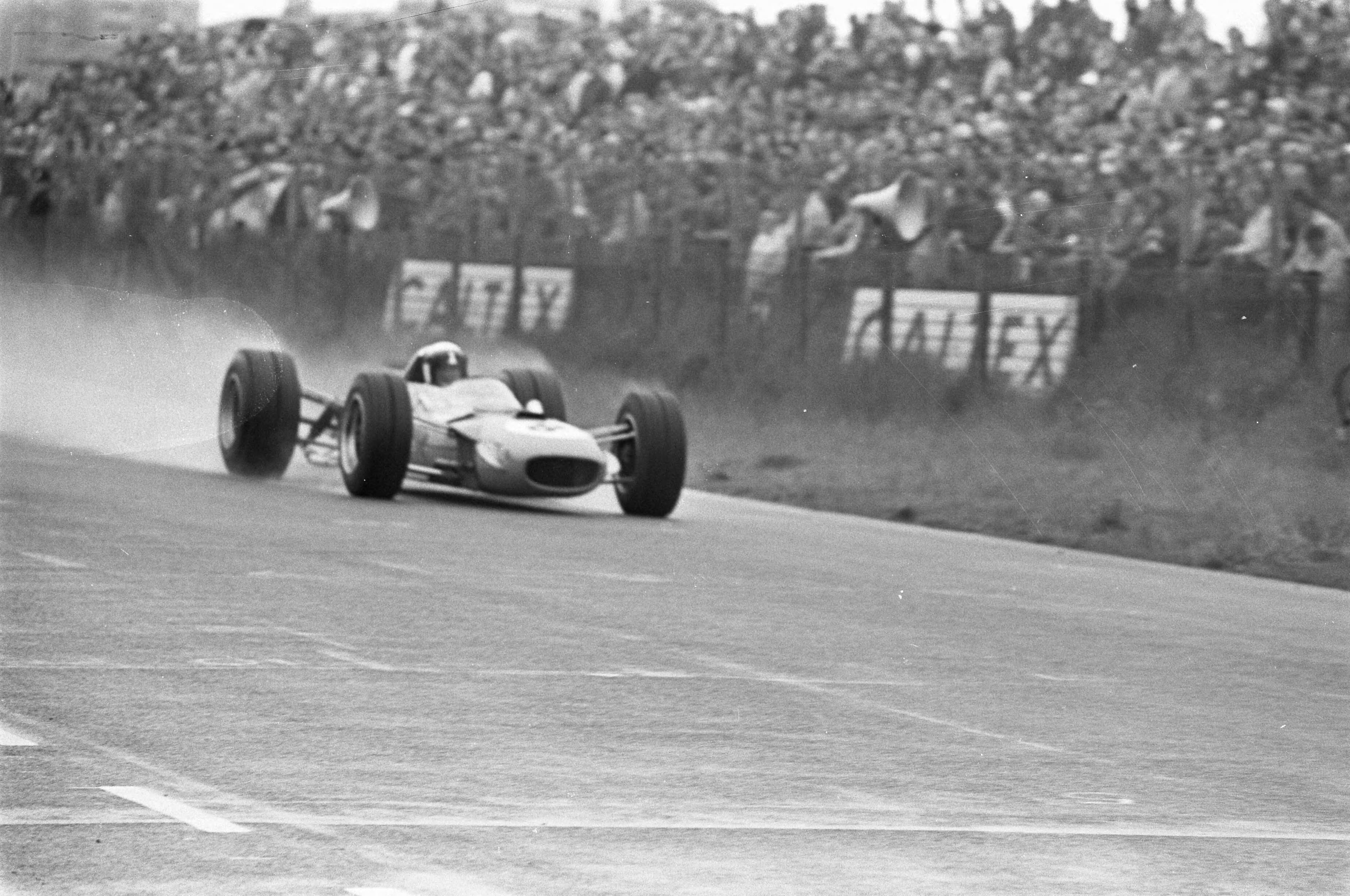 Fotocollectie Anefo — Grand Prix 68 Zandvoort. Jackie Stewart in de regen — Foto: Evers, Joost / Anefo. Licentie: Set B: Rechtenvrij / Publiek Domein. Bron: Nationaal Archief. http://hdl.handle.net/10648/ab4505ac-d0b4-102d-bcf8-003048976d84